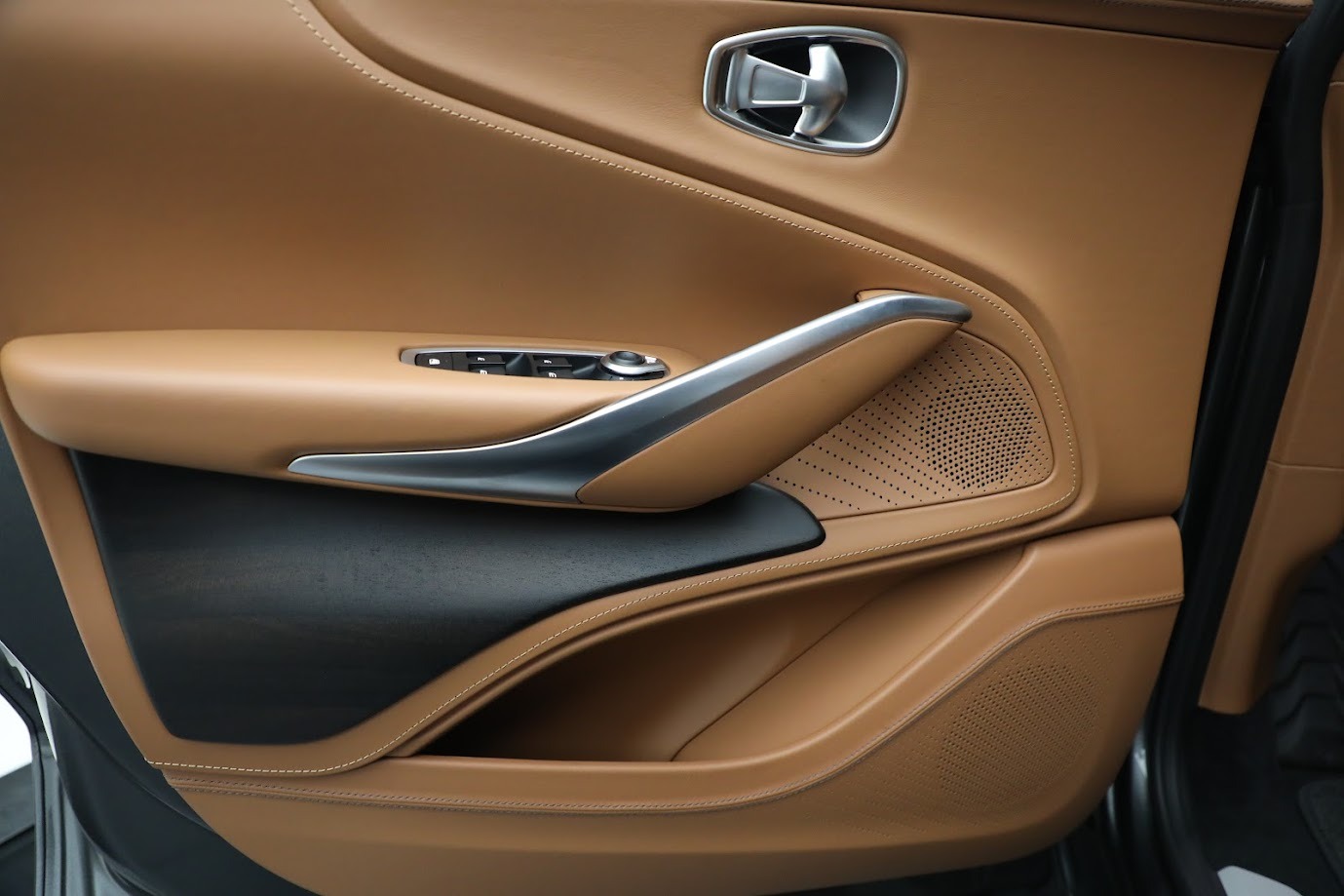 Used-2024-Aston-Martin-DBX