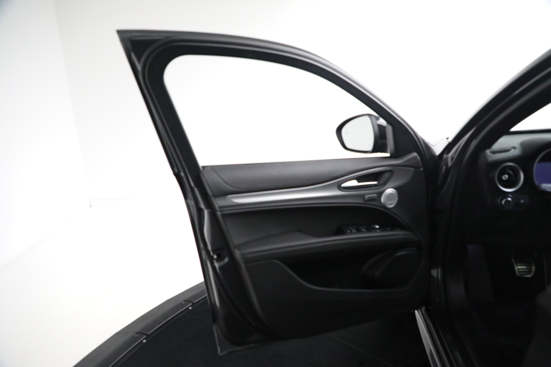 New-2024-Alfa-Romeo-Stelvio-Ti