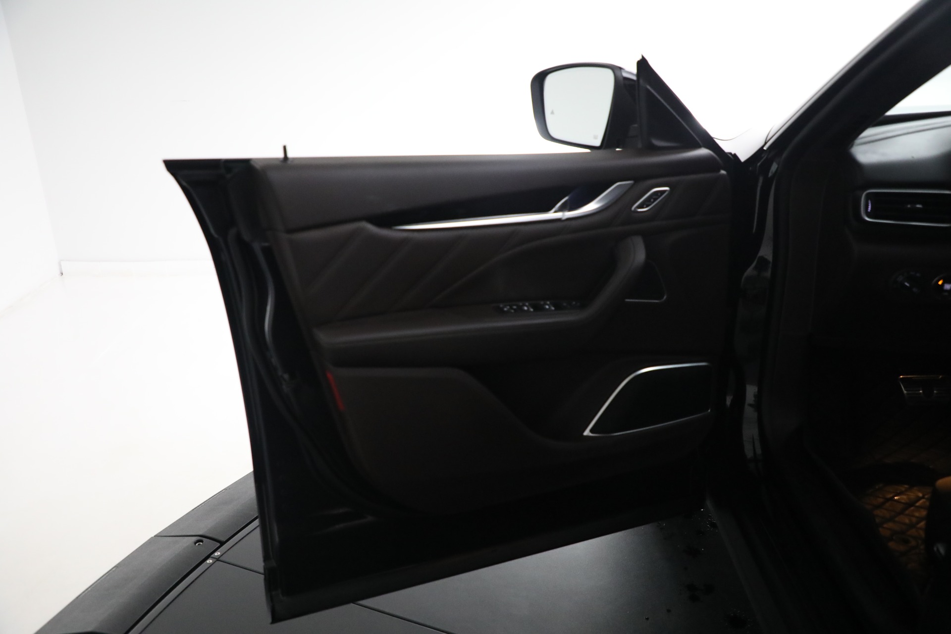 Used-2022-Maserati-Levante-Modena
