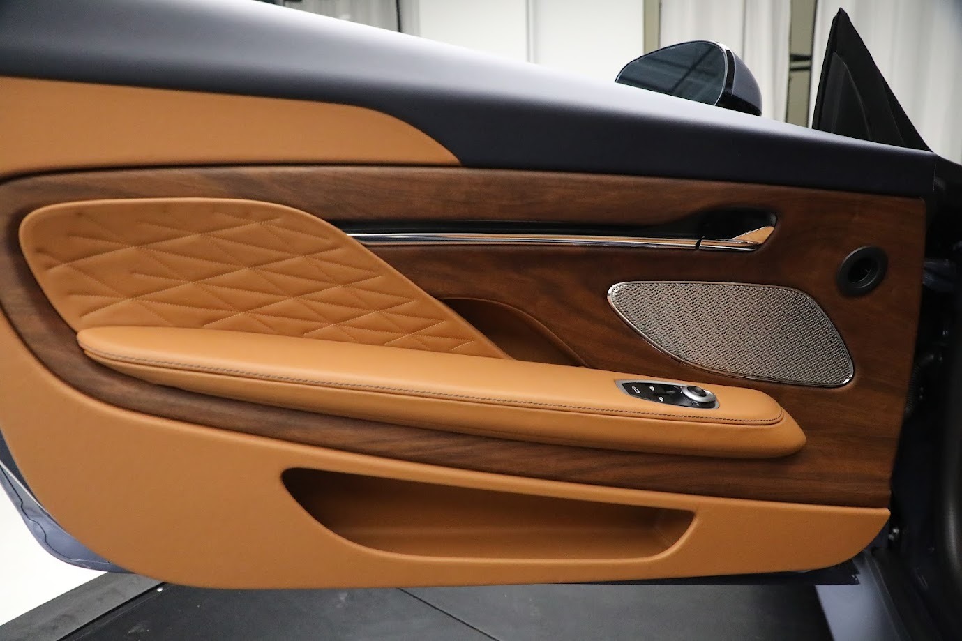 New-2024-Aston-Martin-DB12-Volante