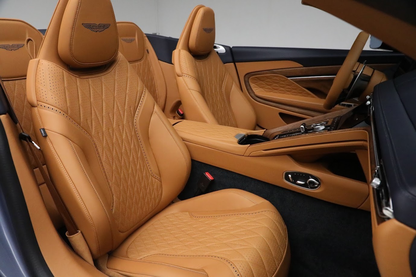 New-2024-Aston-Martin-DB12-Volante