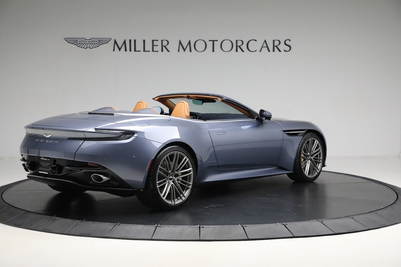 New-2024-Aston-Martin-DB12-Volante