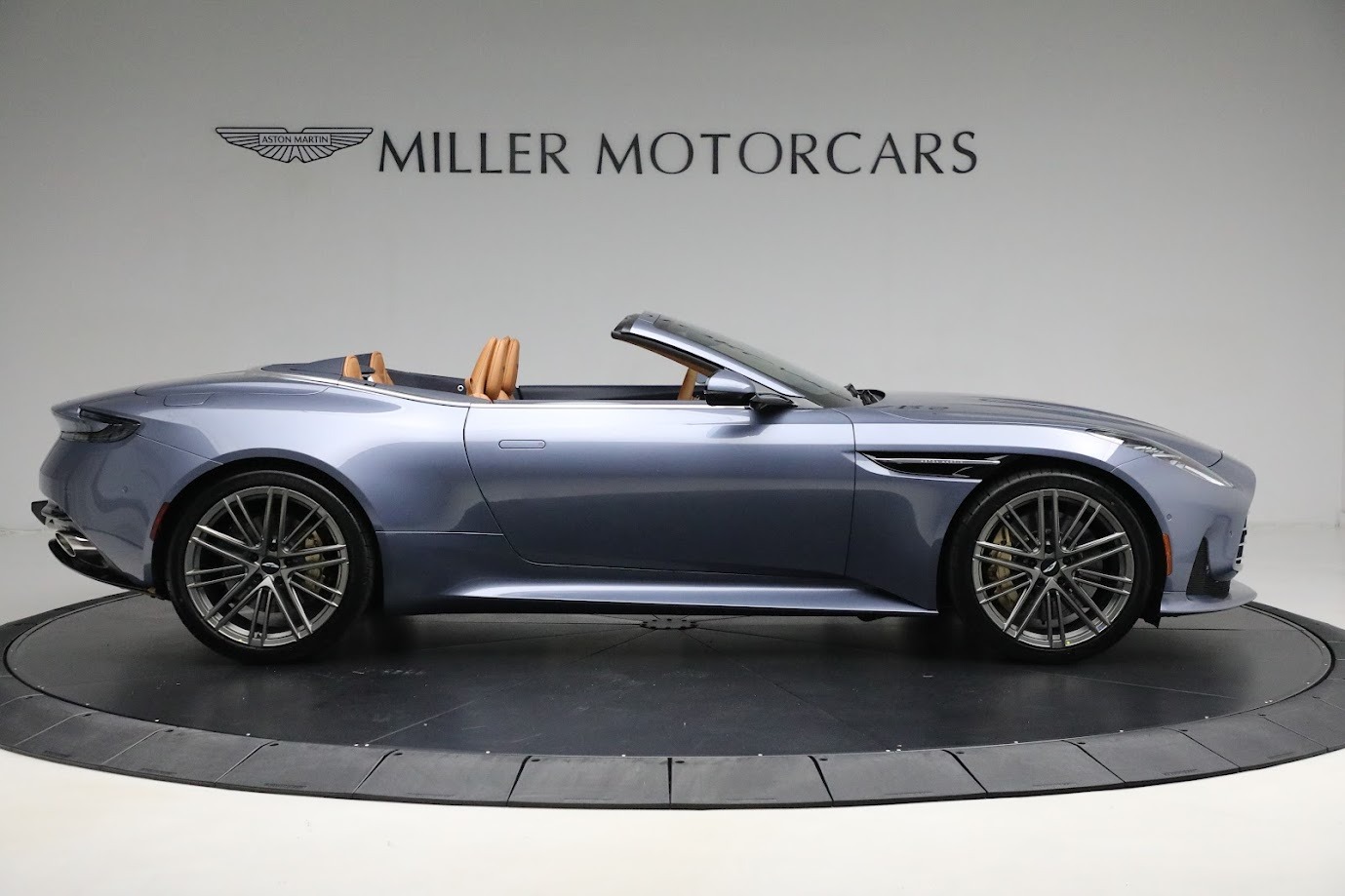 New-2024-Aston-Martin-DB12-Volante