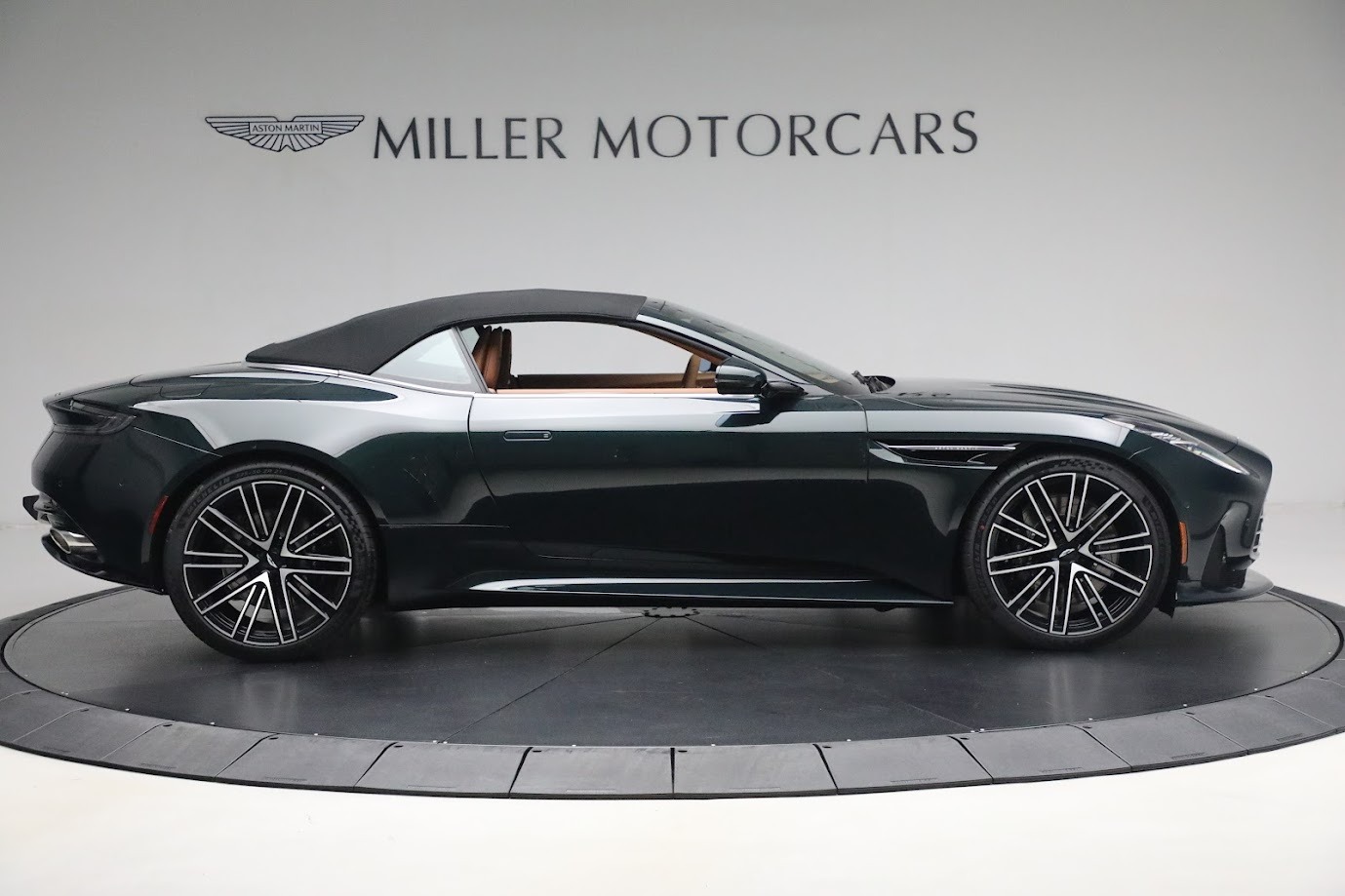 New-2024-Aston-Martin-DB12-Volante