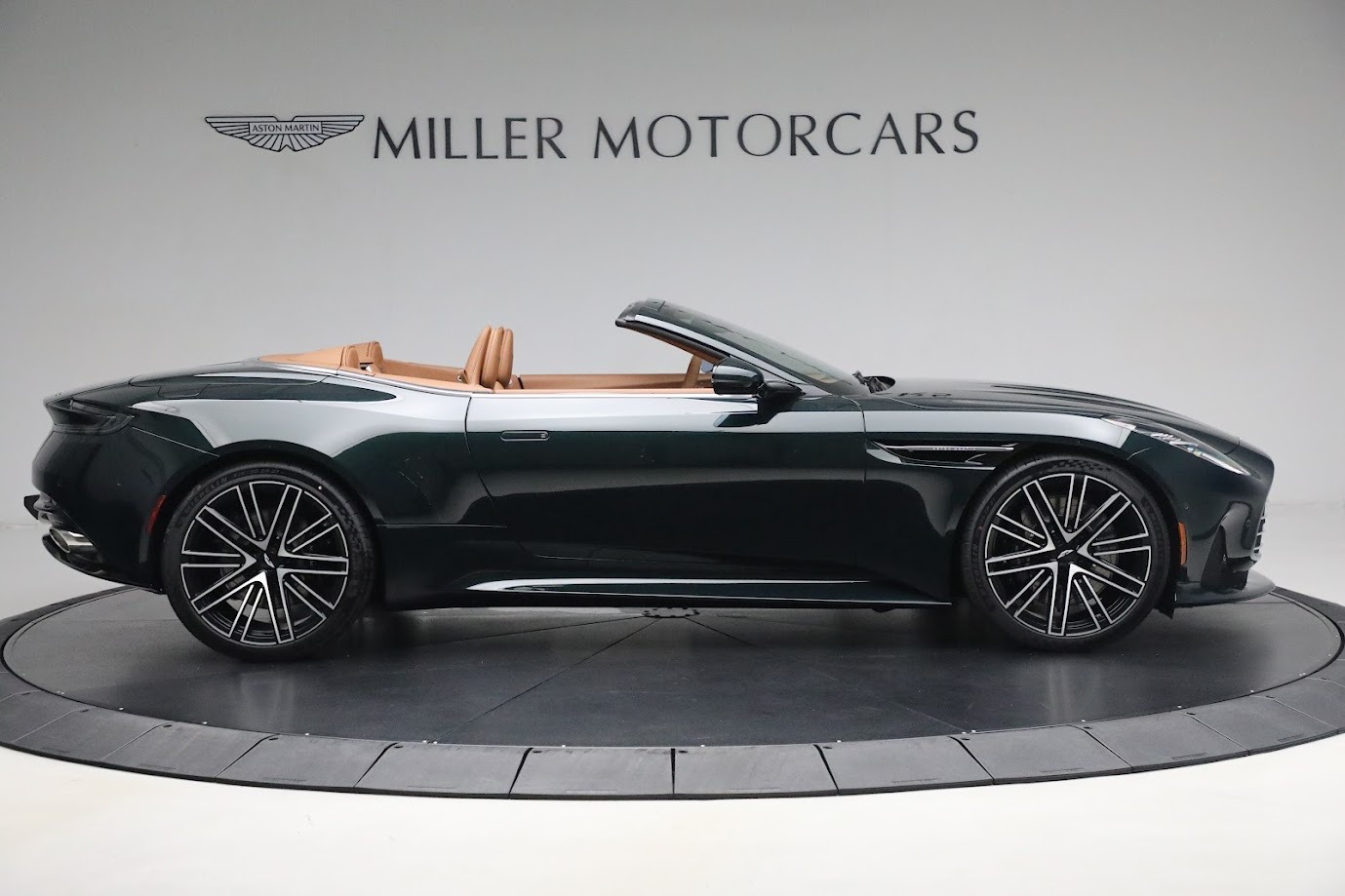 New-2024-Aston-Martin-DB12-Volante