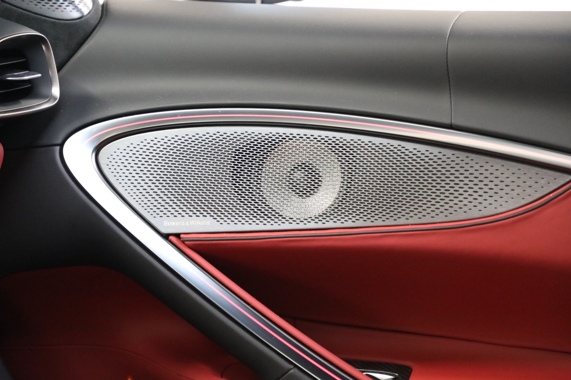 New-2024-McLaren-Artura-TechLux