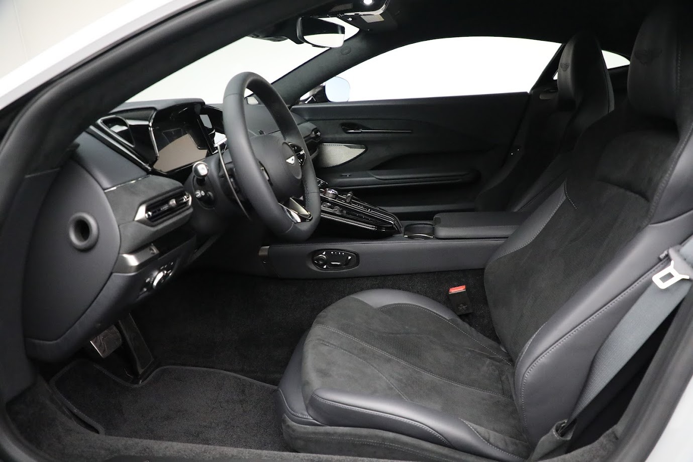 New-2025-Aston-Martin-Vantage