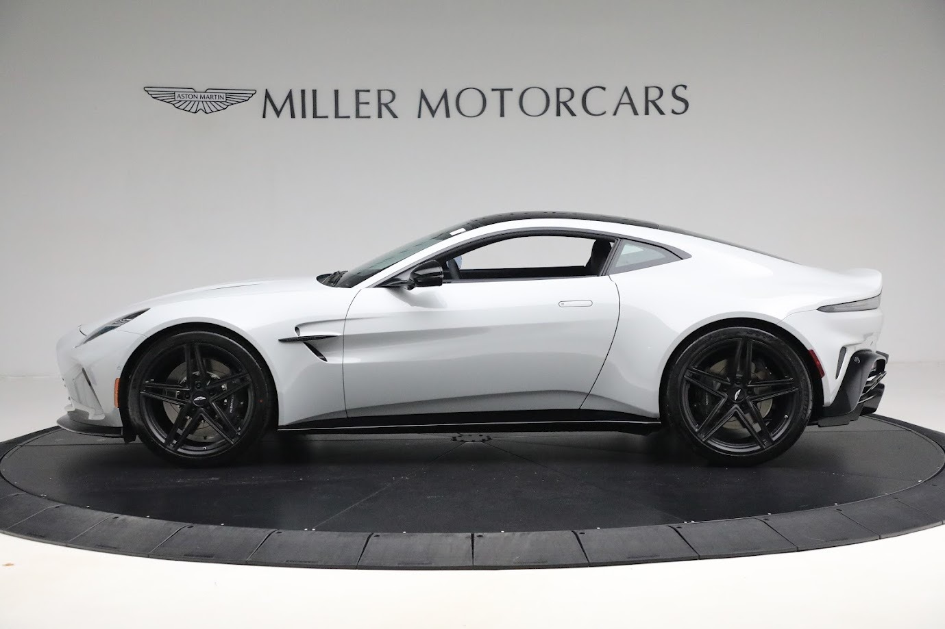 New-2025-Aston-Martin-Vantage