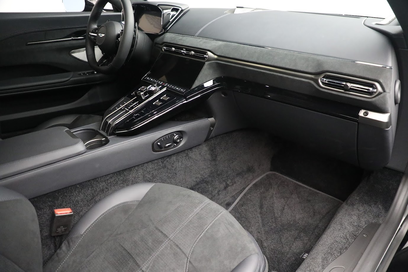 New-2025-Aston-Martin-Vantage