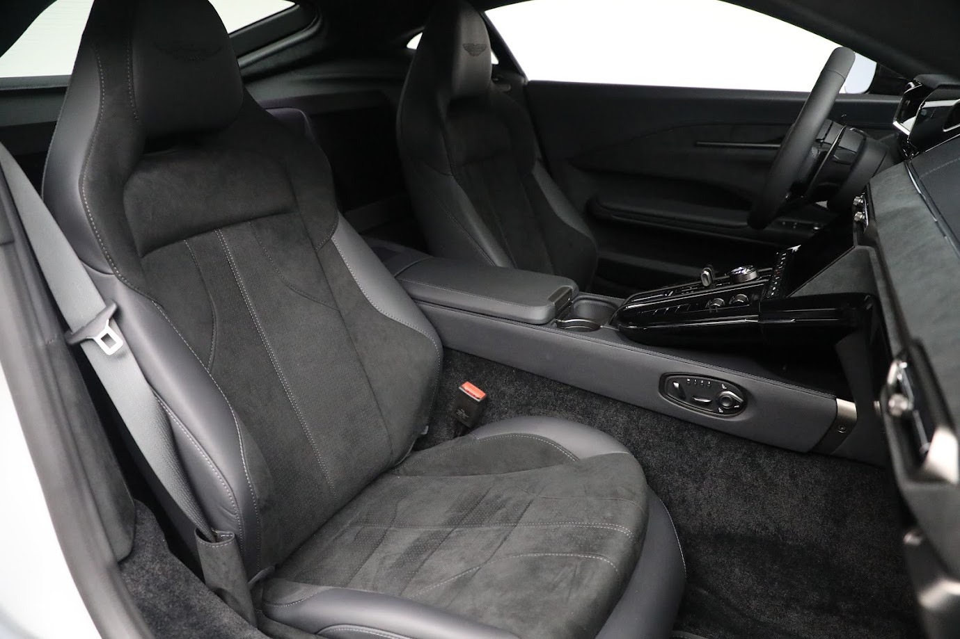 New-2025-Aston-Martin-Vantage