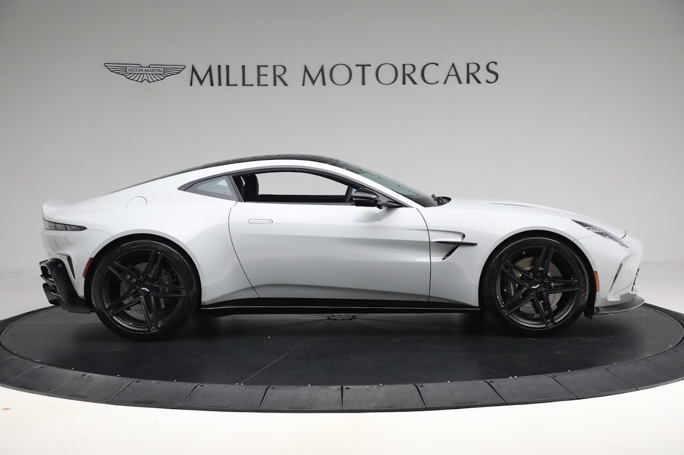 New-2025-Aston-Martin-Vantage