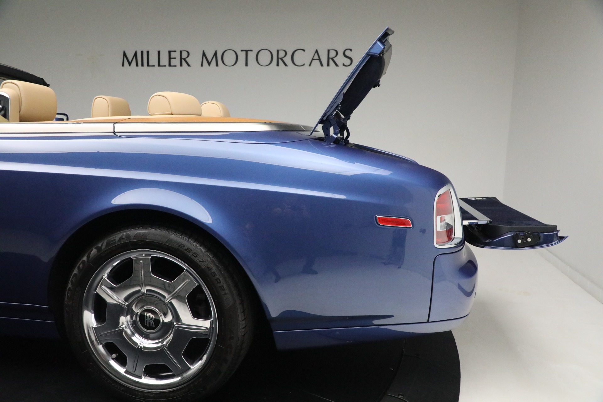 Used-2009-Rolls-Royce-Phantom-Drophead-Coupe