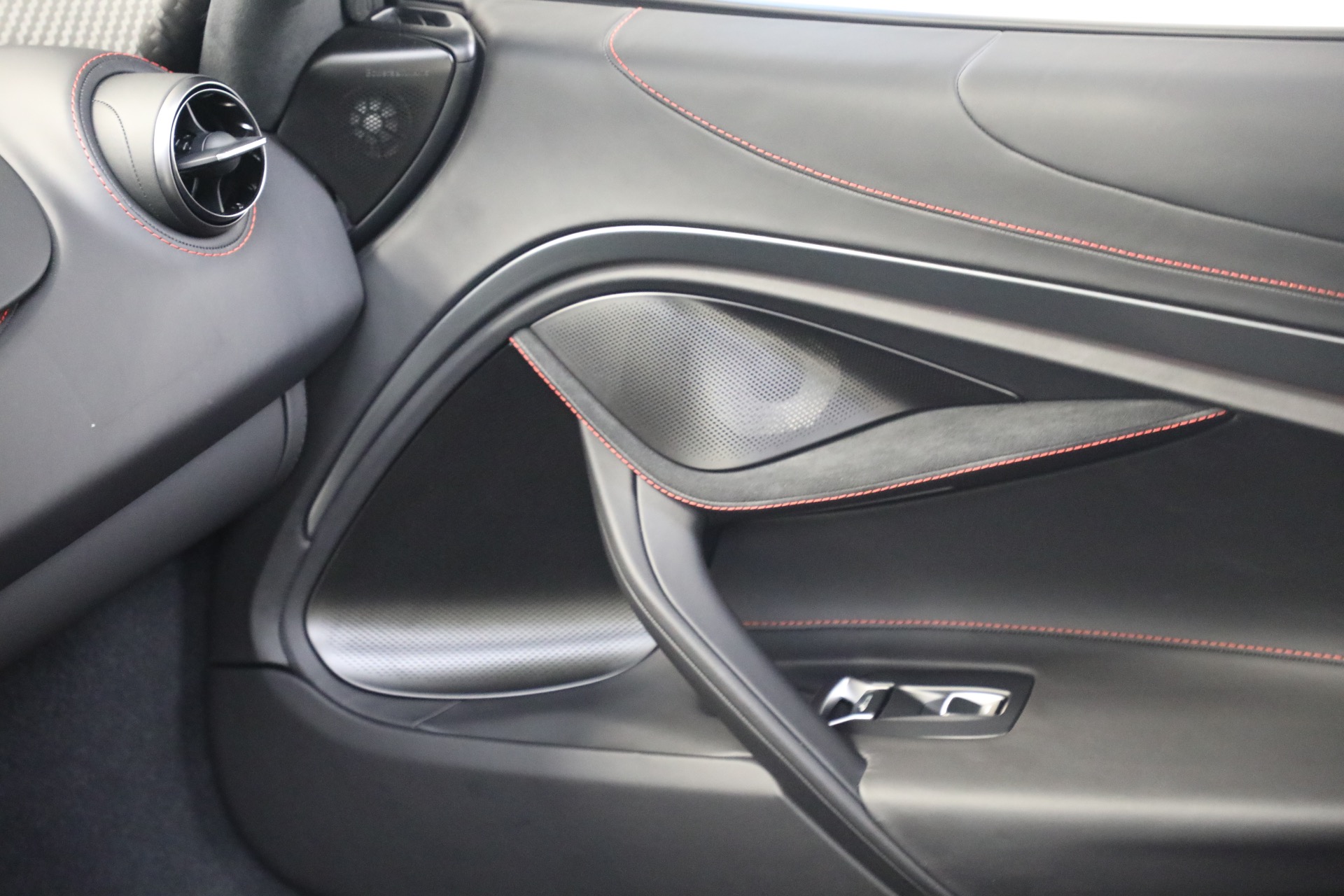 New-2024-McLaren-750S-TechLux