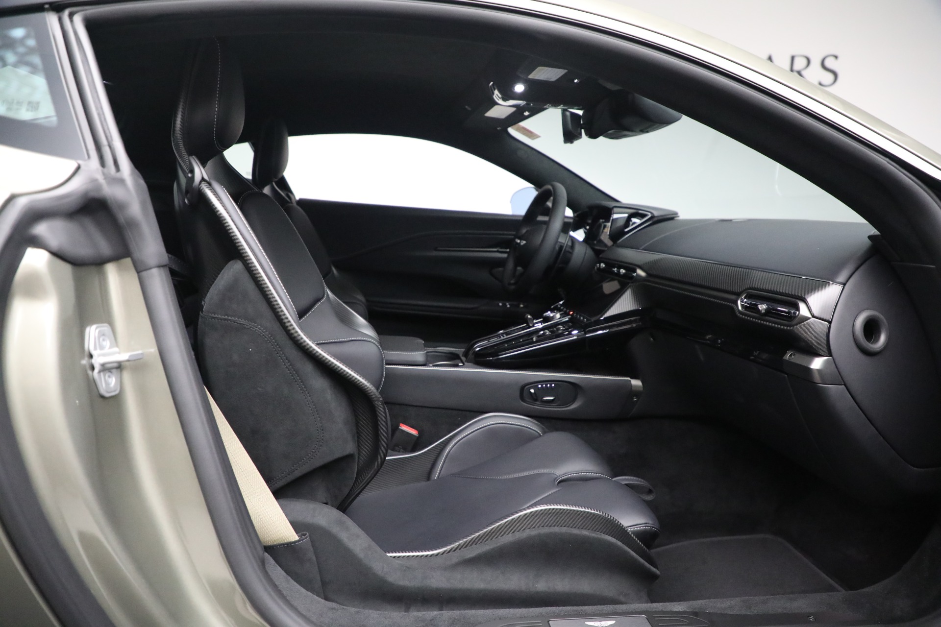 New-2025-Aston-Martin-Vantage