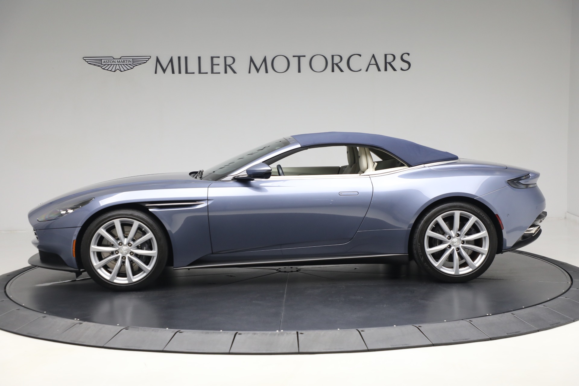 Used-2022-Aston-Martin-DB11-Volante