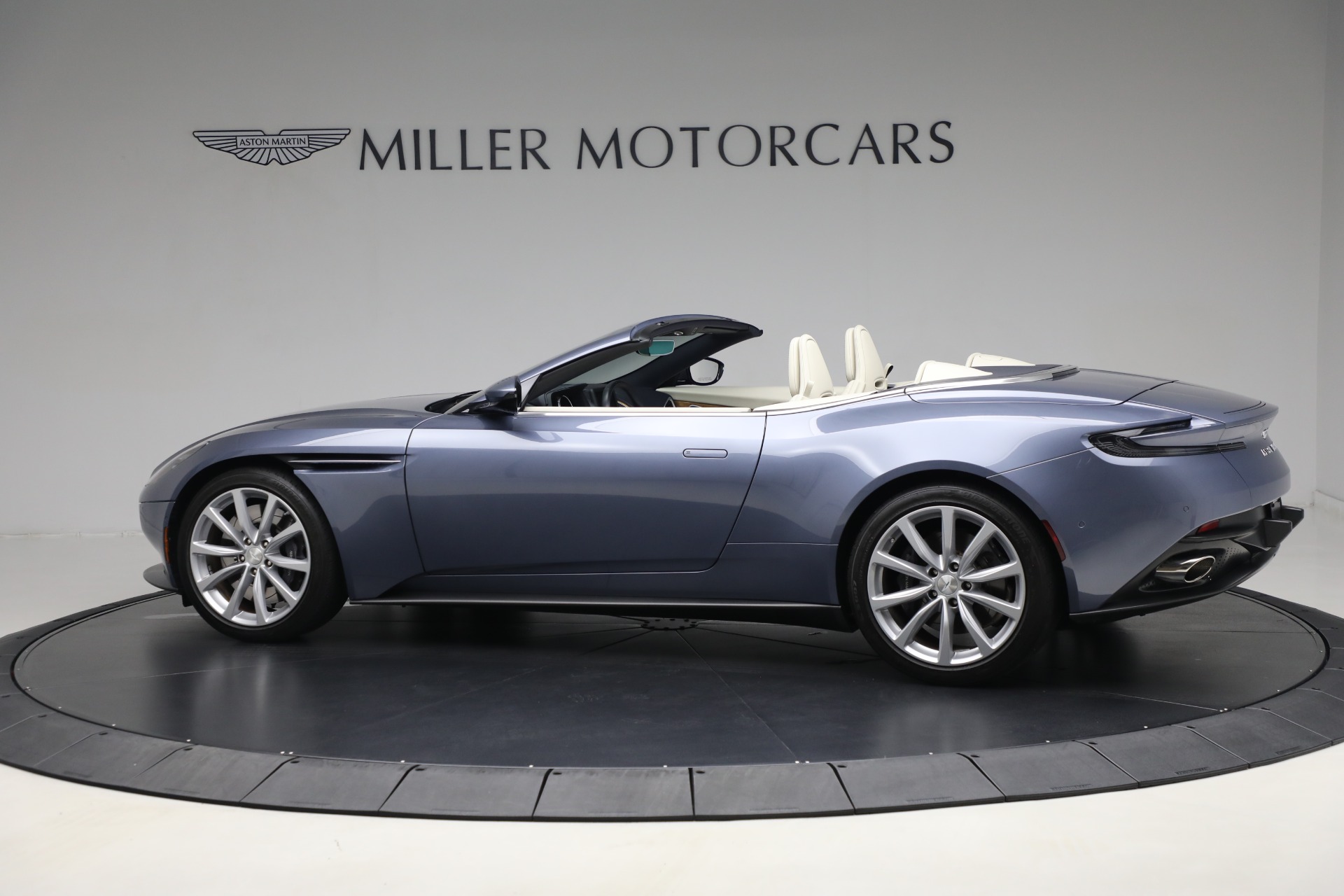 Used-2022-Aston-Martin-DB11-Volante