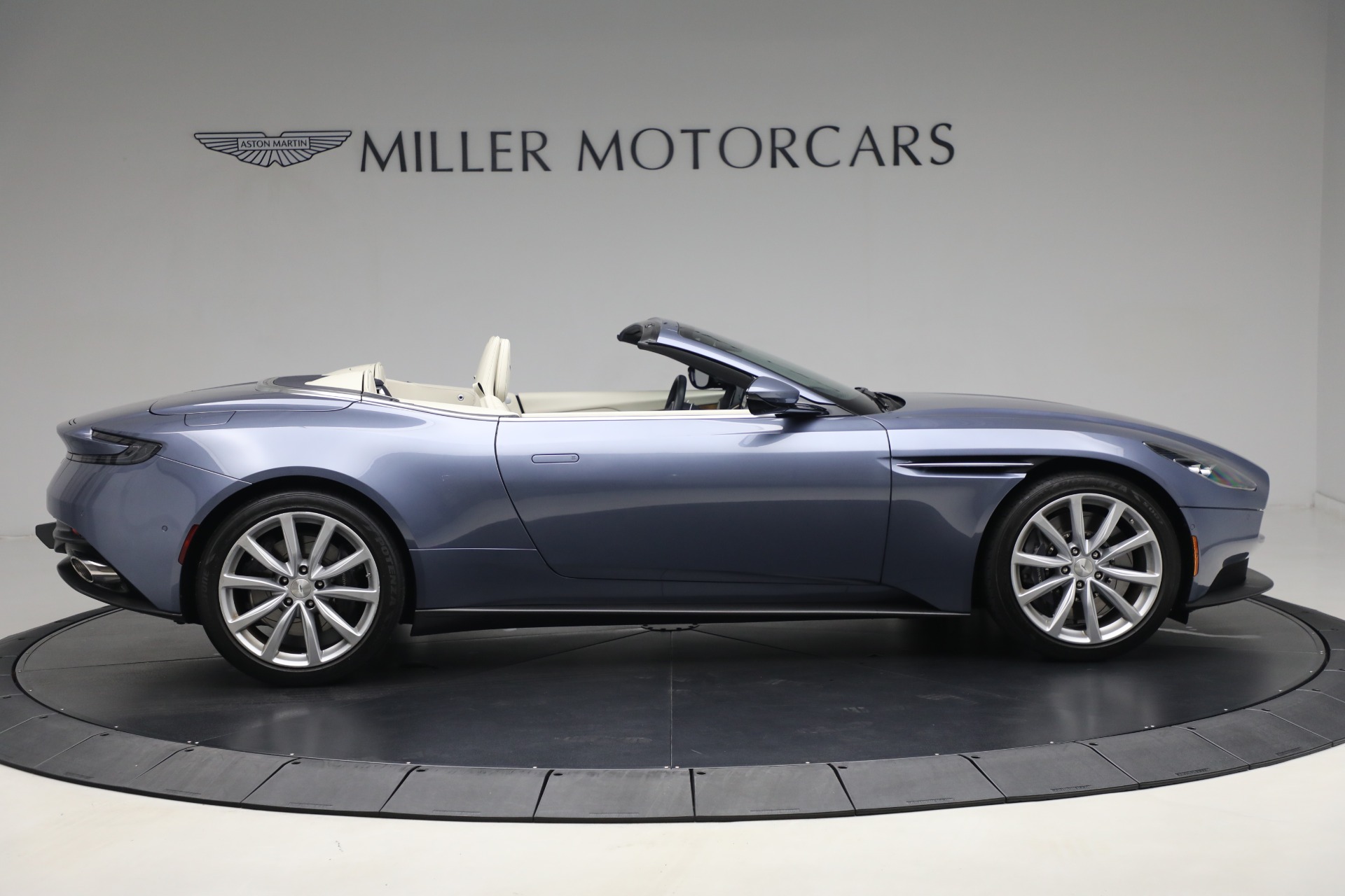 Used-2022-Aston-Martin-DB11-Volante