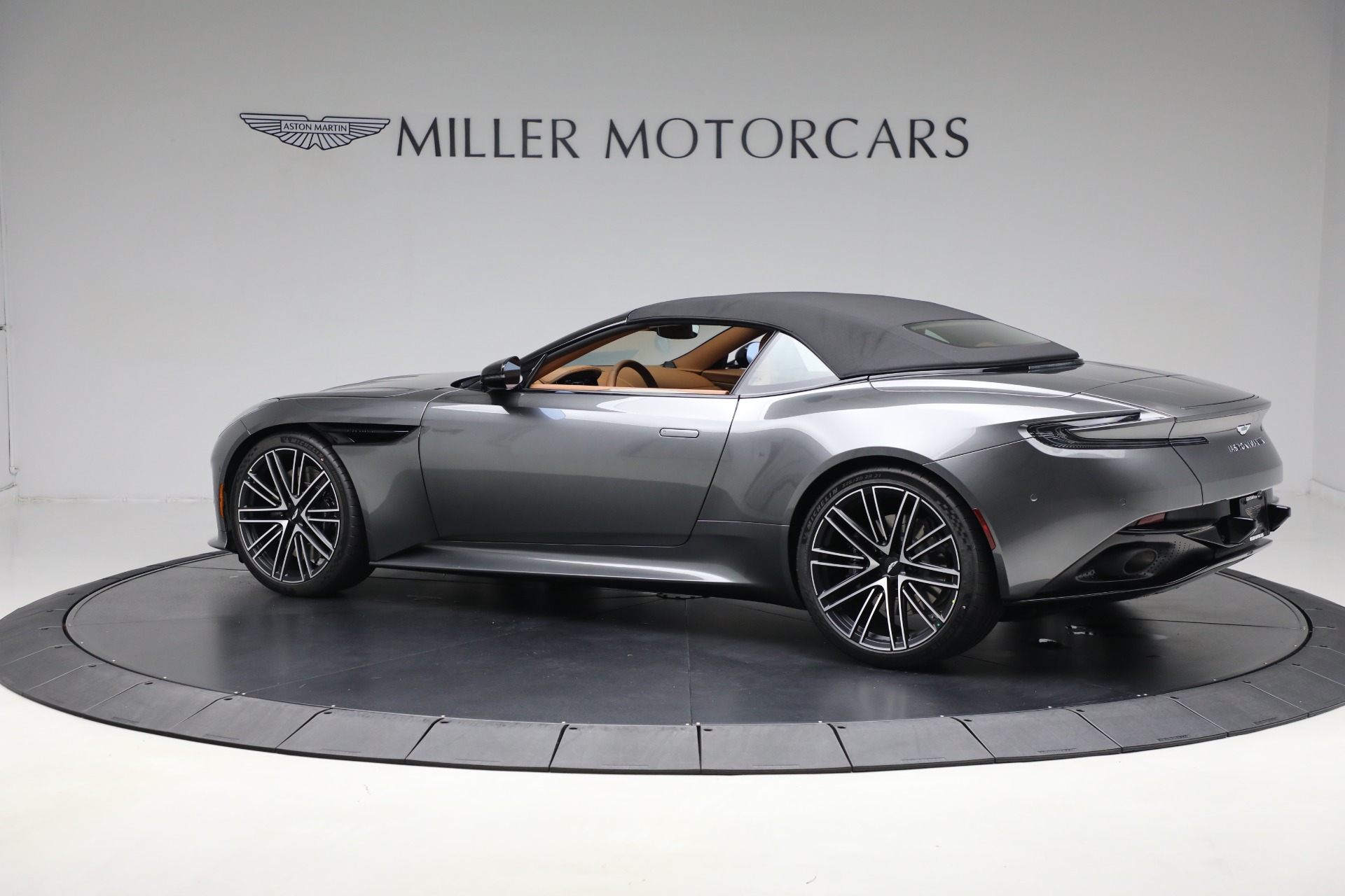 New-2025-Aston-Martin-DB12-Volante