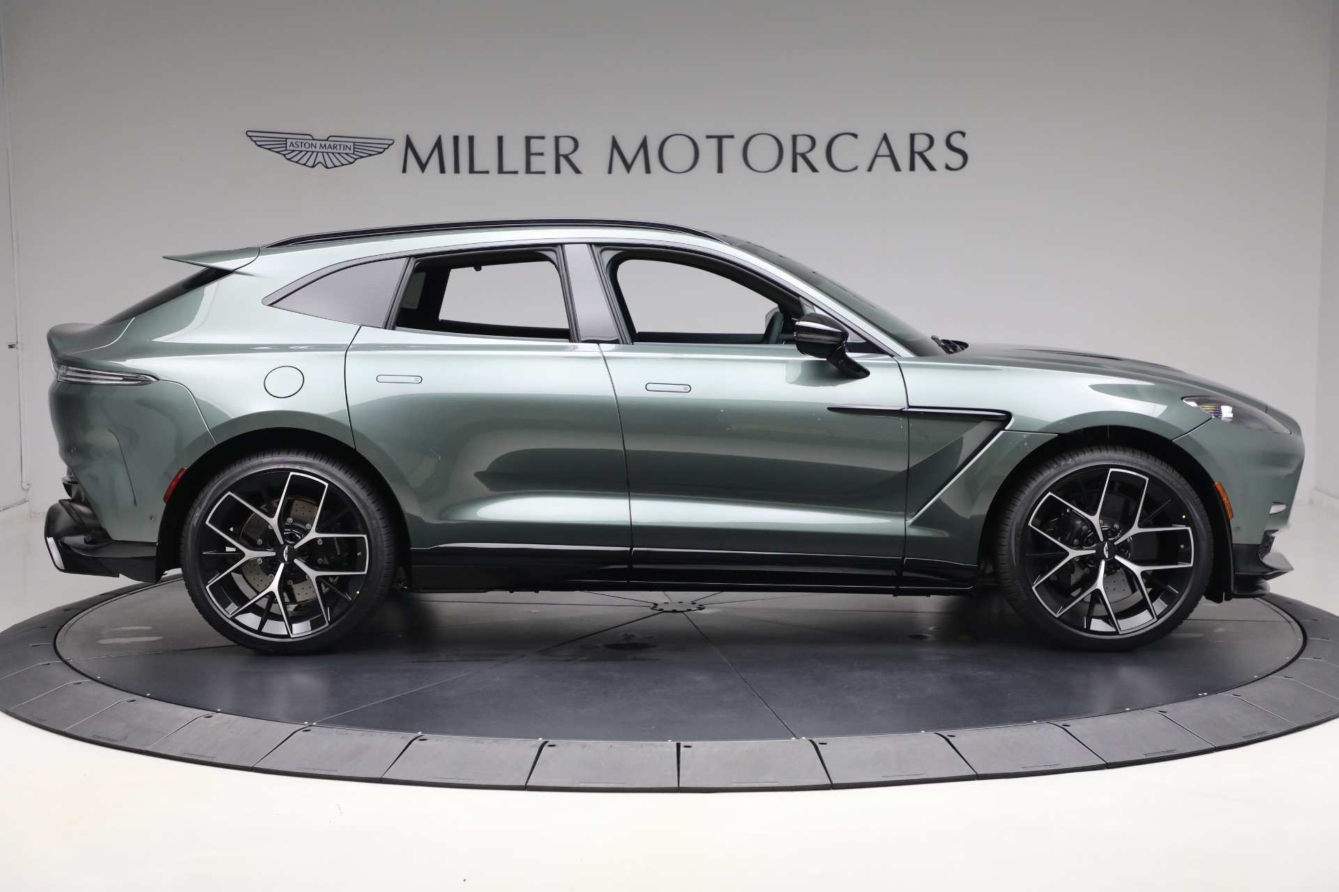 New-2025-Aston-Martin-DBX-707