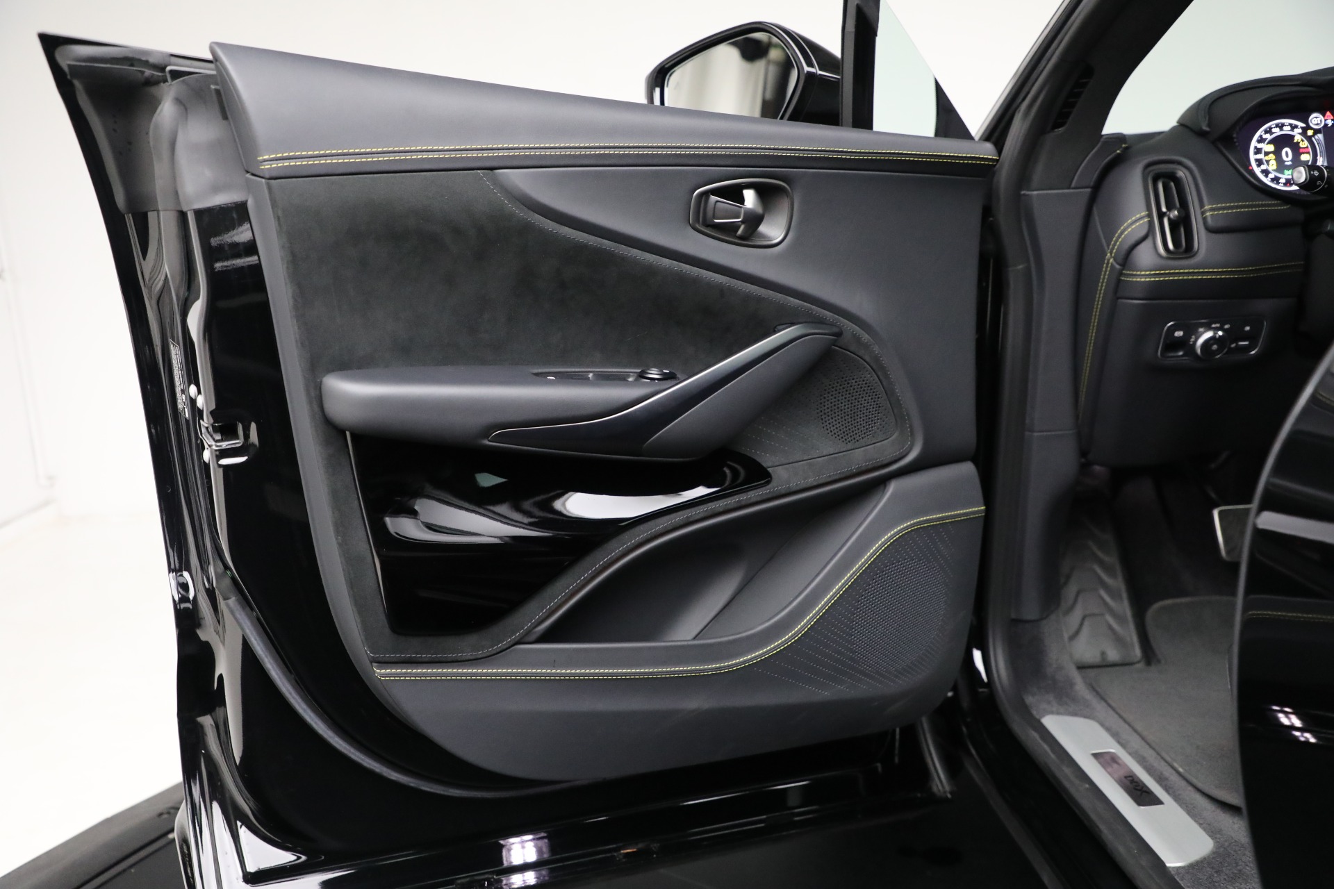 Used-2024-Aston-Martin-DBX-707