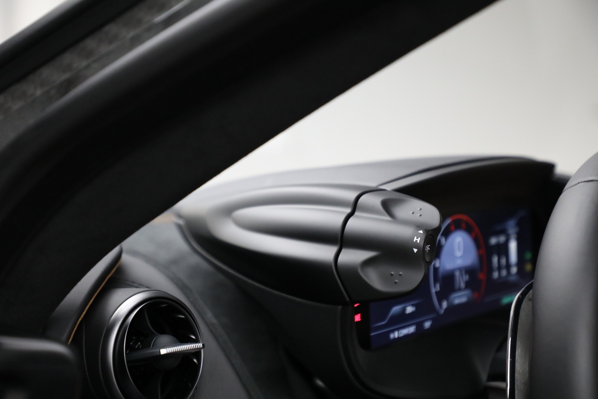 New-2025-McLaren-750S-TechLux