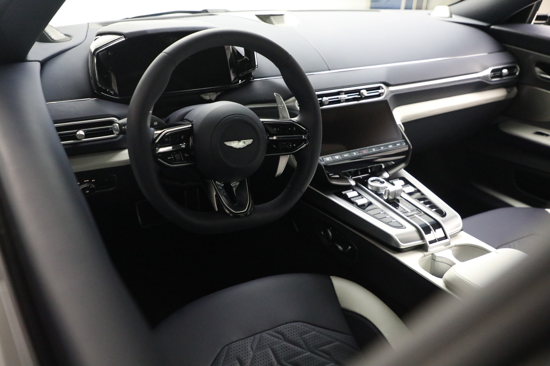 New-2025-Aston-Martin-Vanquish