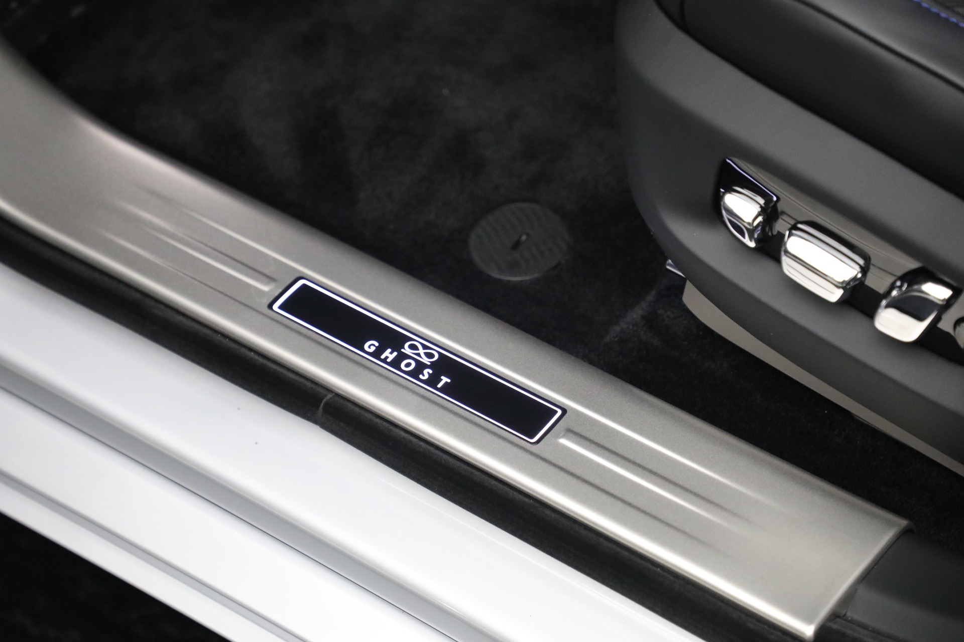 Used-2025-Rolls-Royce-Black-Badge-Ghost