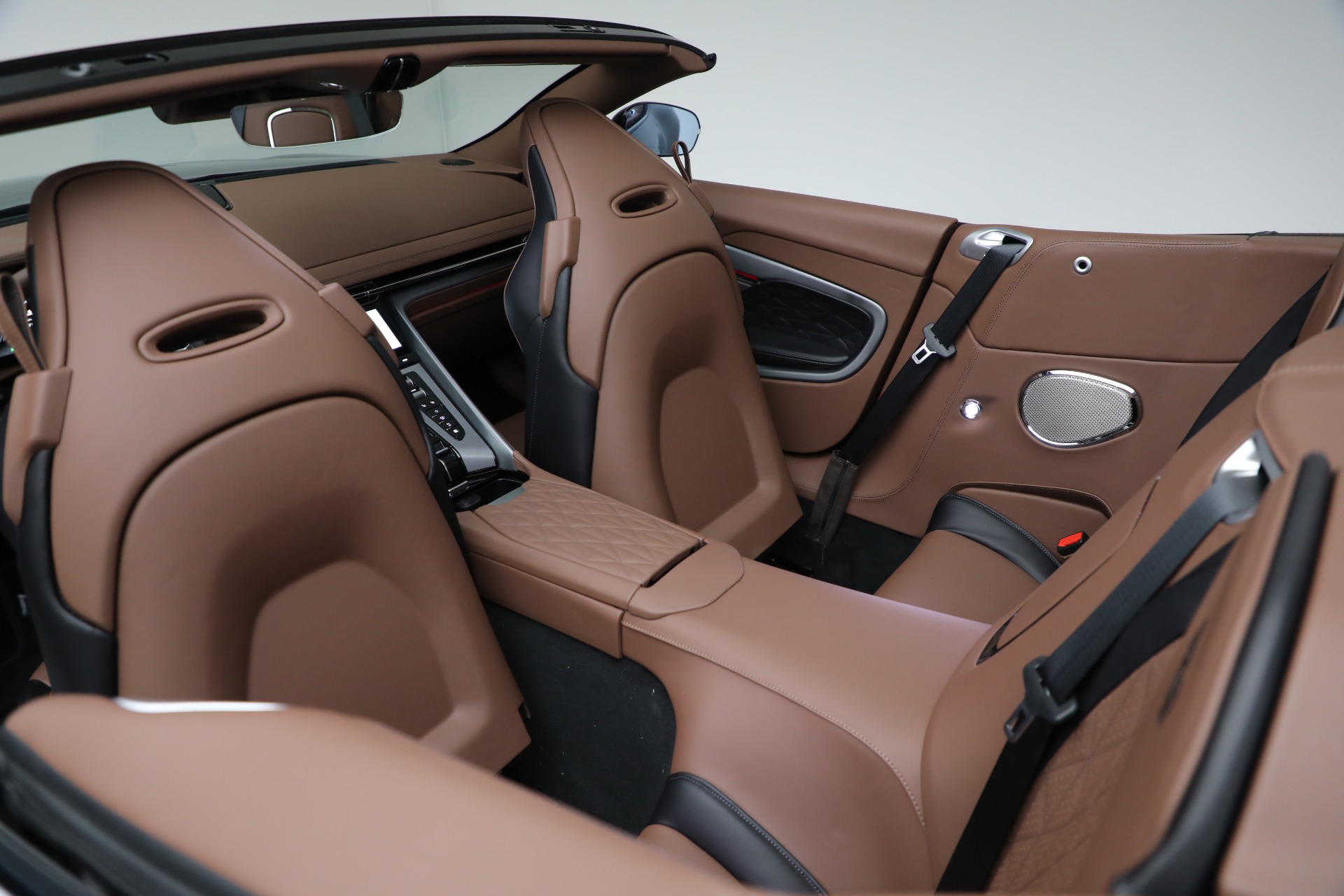 New-2025-Aston-Martin-DB12-Volante