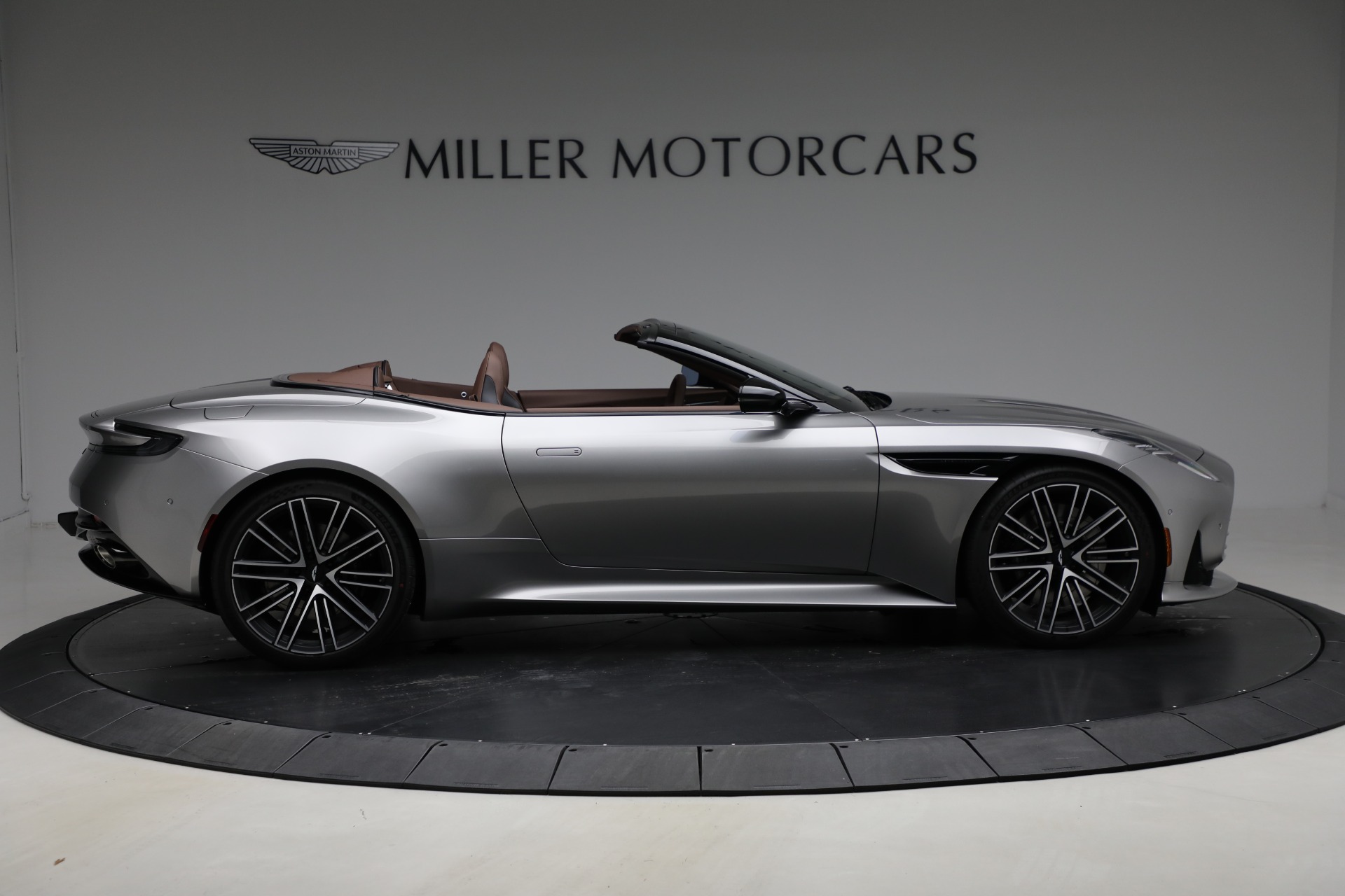 New-2025-Aston-Martin-DB12-Volante