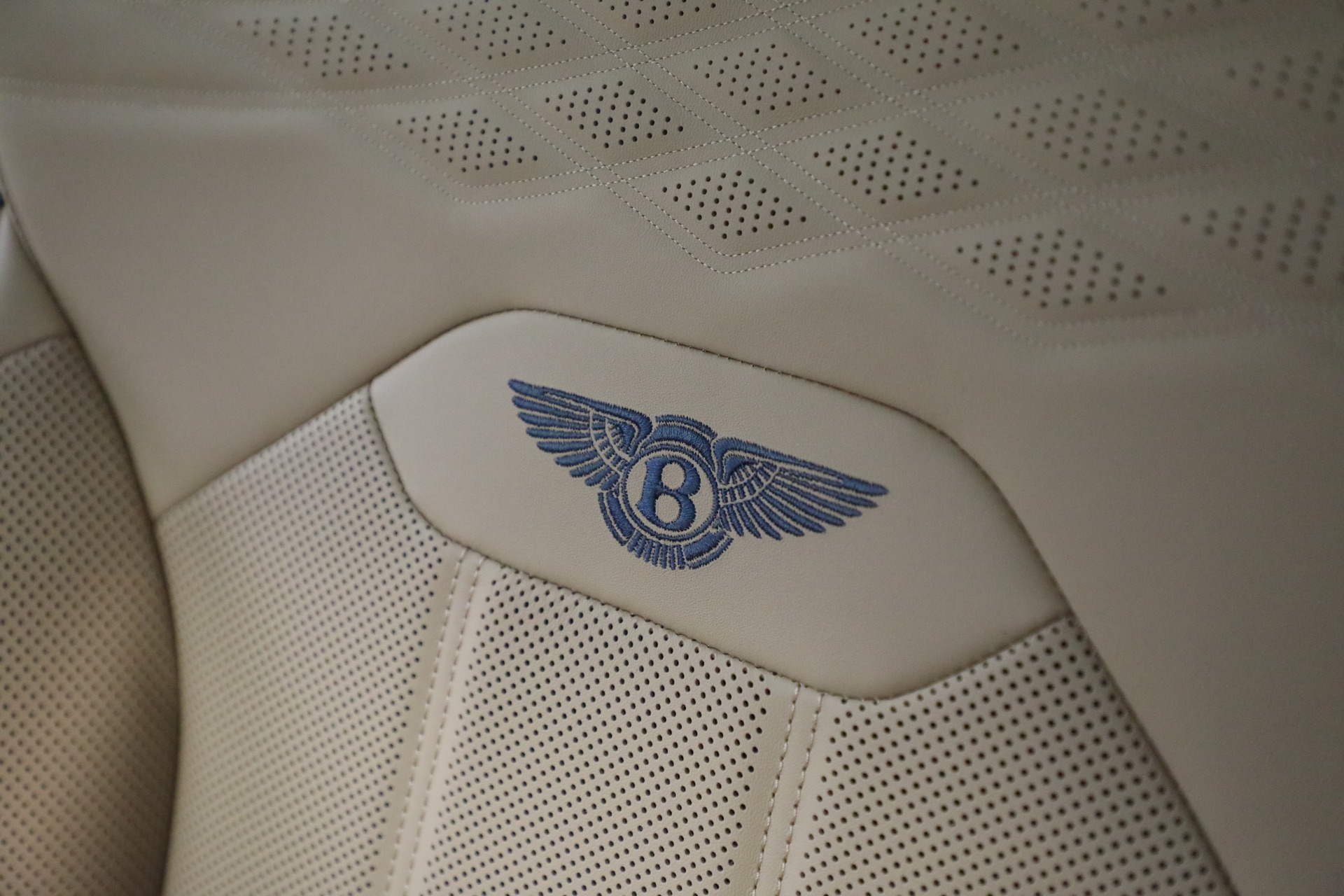 Used-2025-Bentley-Bentayga-EWB-Azure-V8