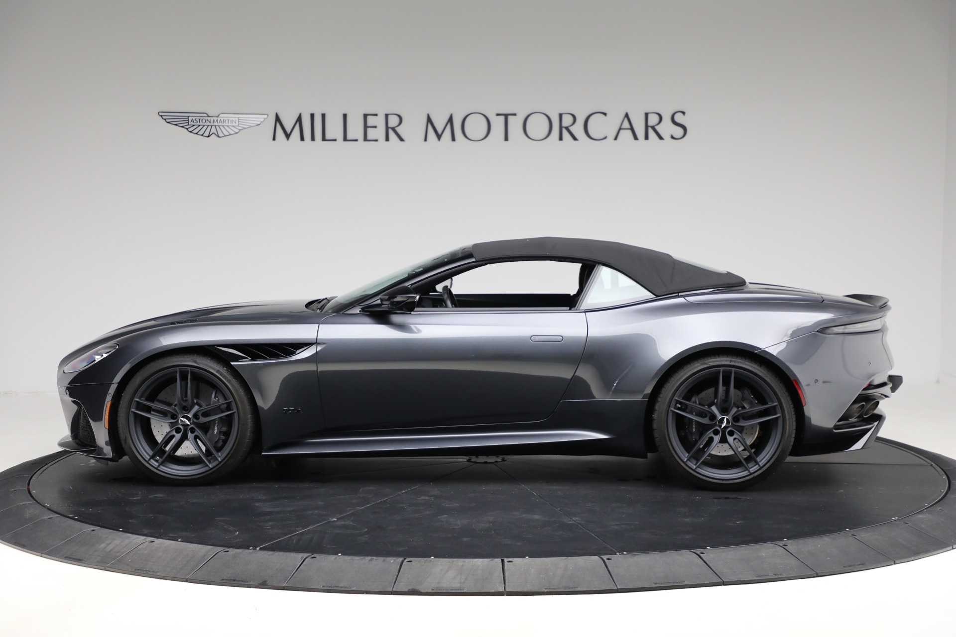 Used-2022-Aston-Martin-DBS-Superleggera