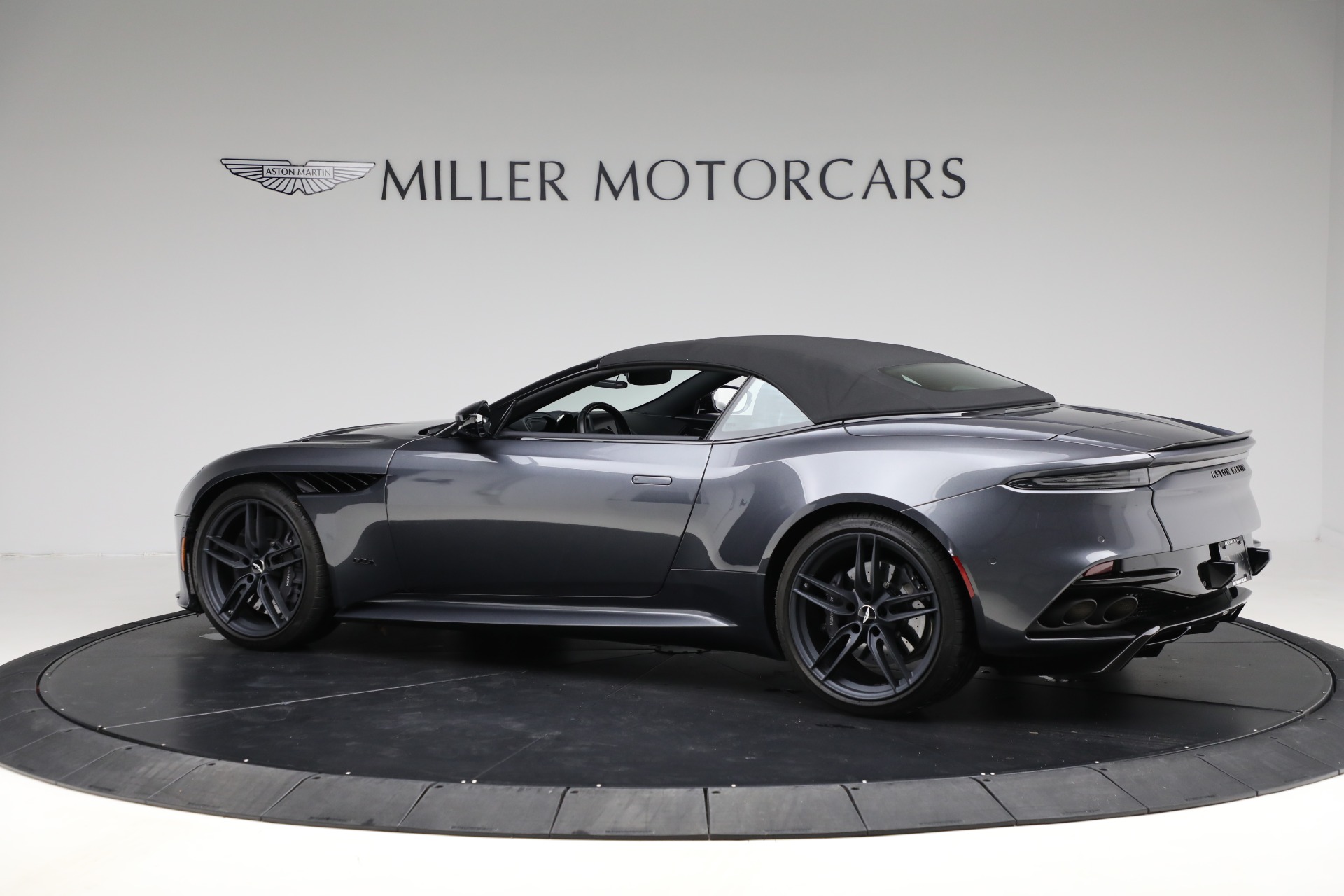 Used-2022-Aston-Martin-DBS-Superleggera