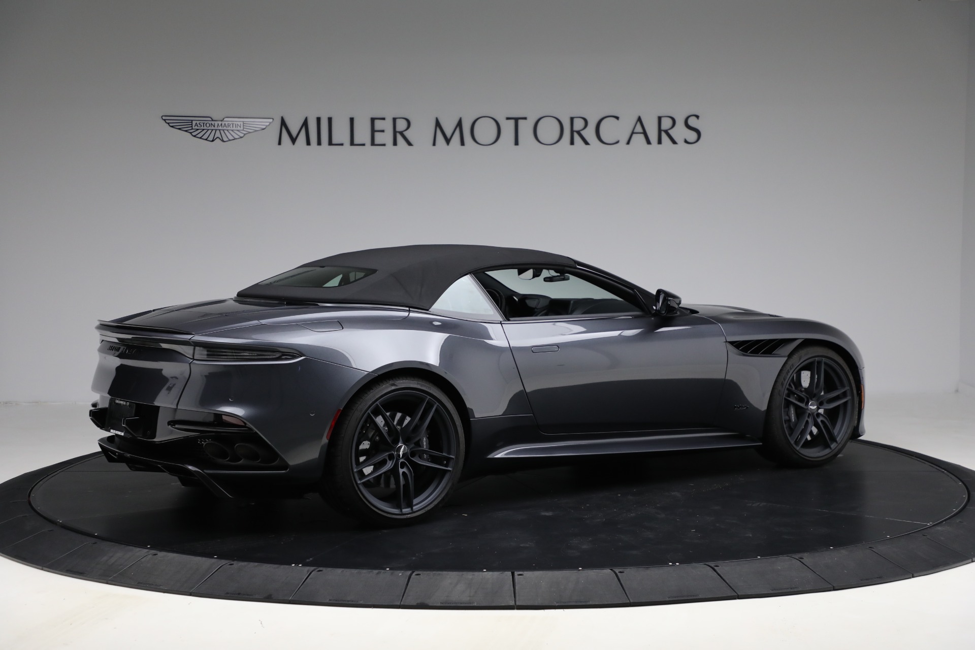 Used-2022-Aston-Martin-DBS-Superleggera