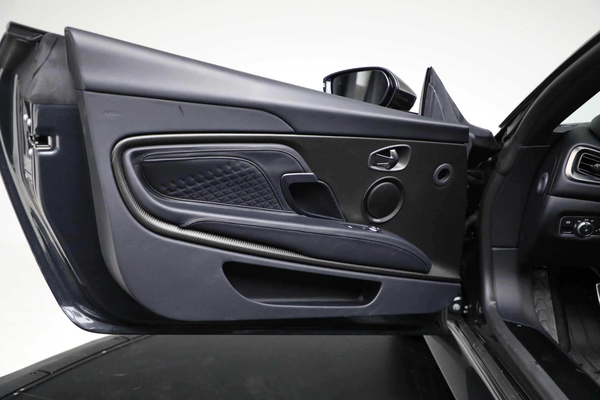 Used-2022-Aston-Martin-DBS-Superleggera