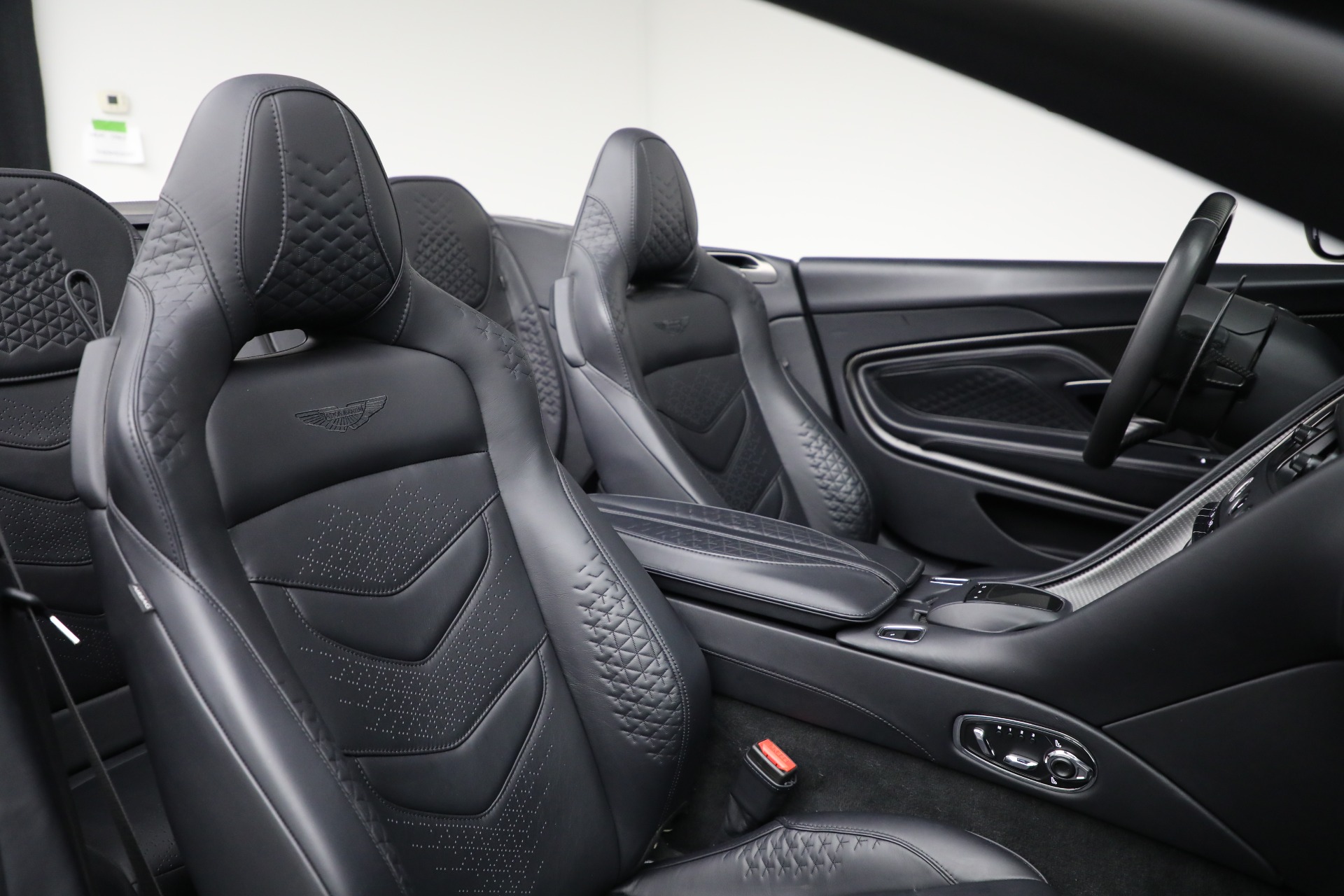 Used-2022-Aston-Martin-DBS-Superleggera