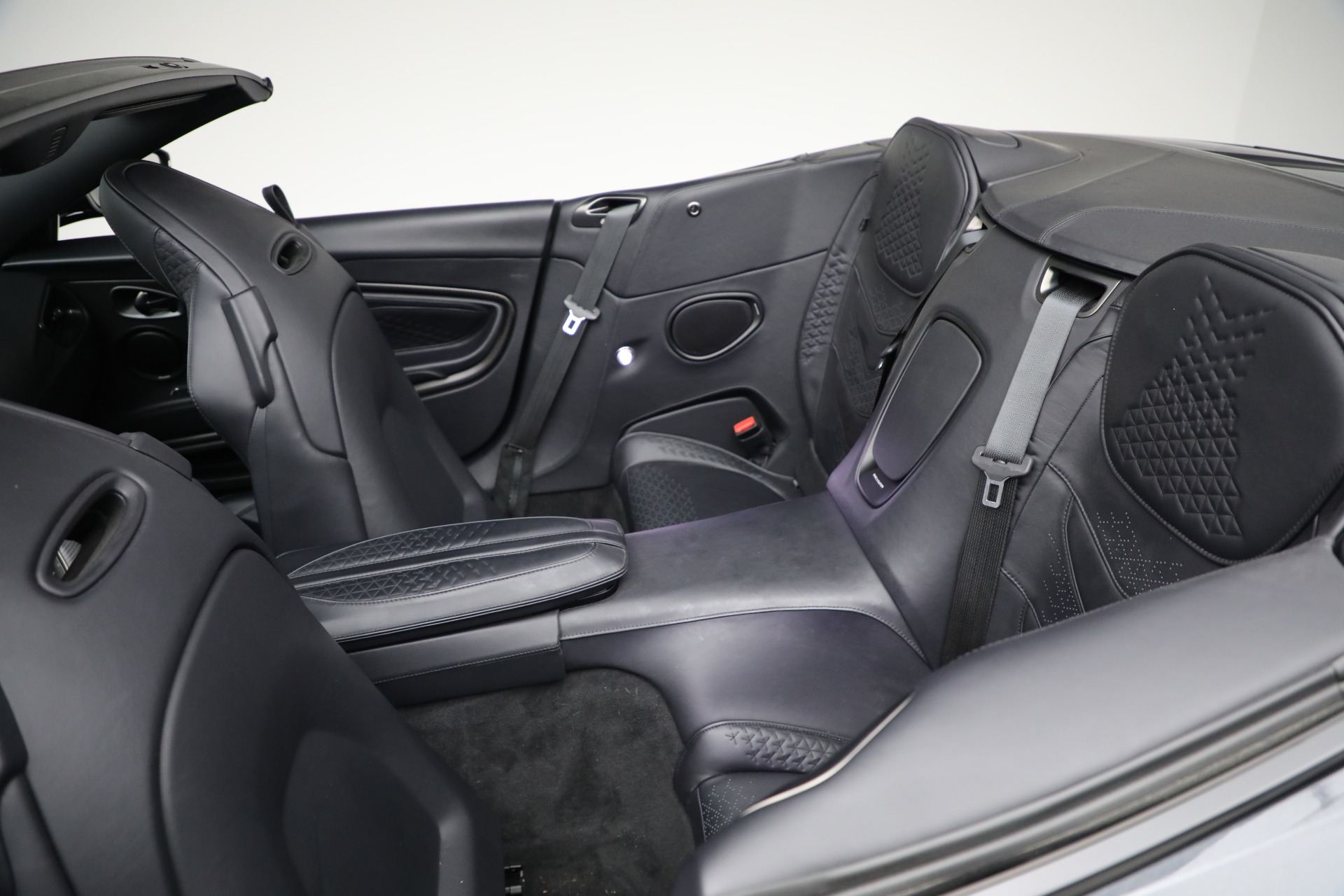 Used-2022-Aston-Martin-DBS-Superleggera