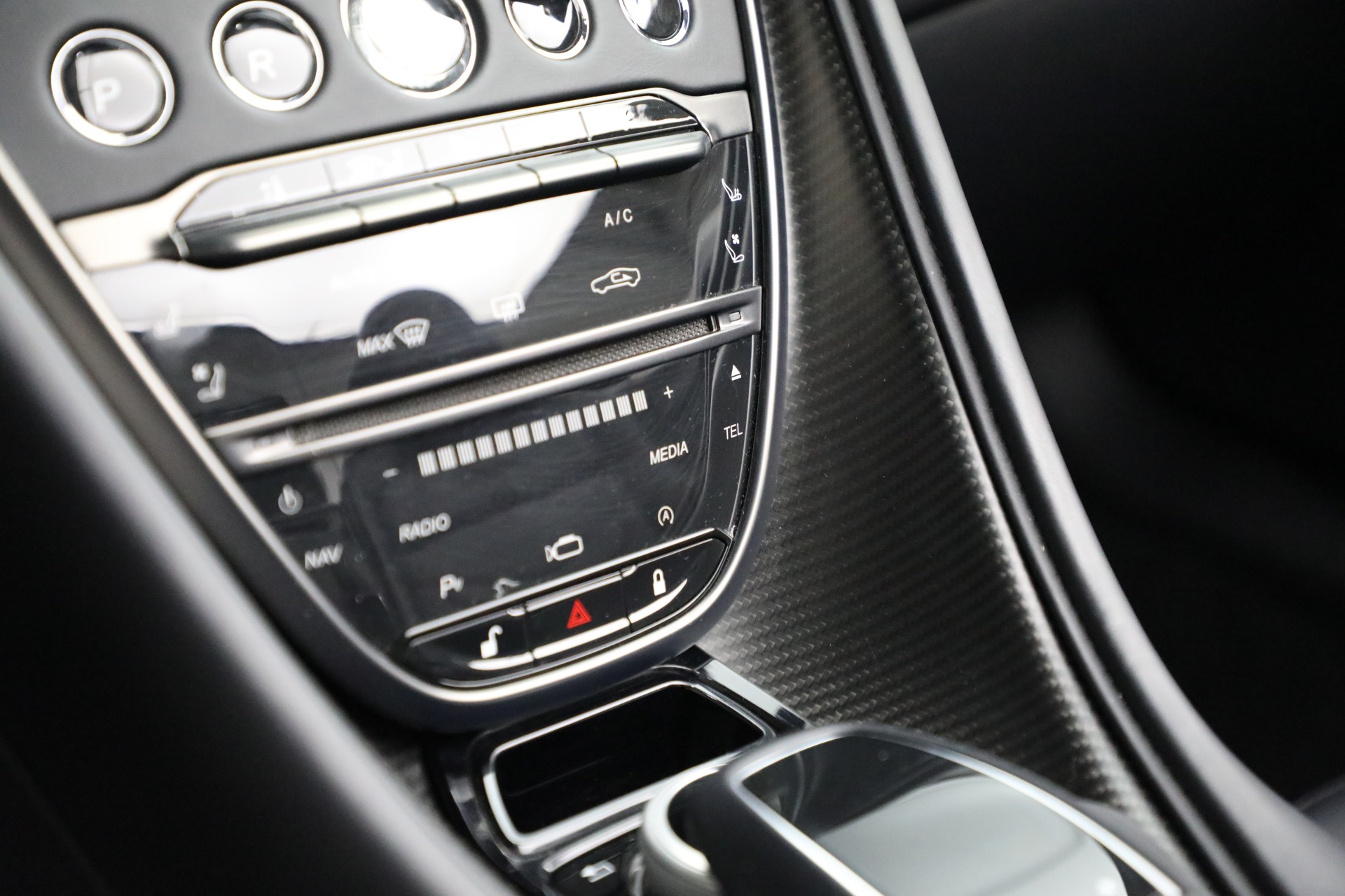 Used-2022-Aston-Martin-DBS-Superleggera