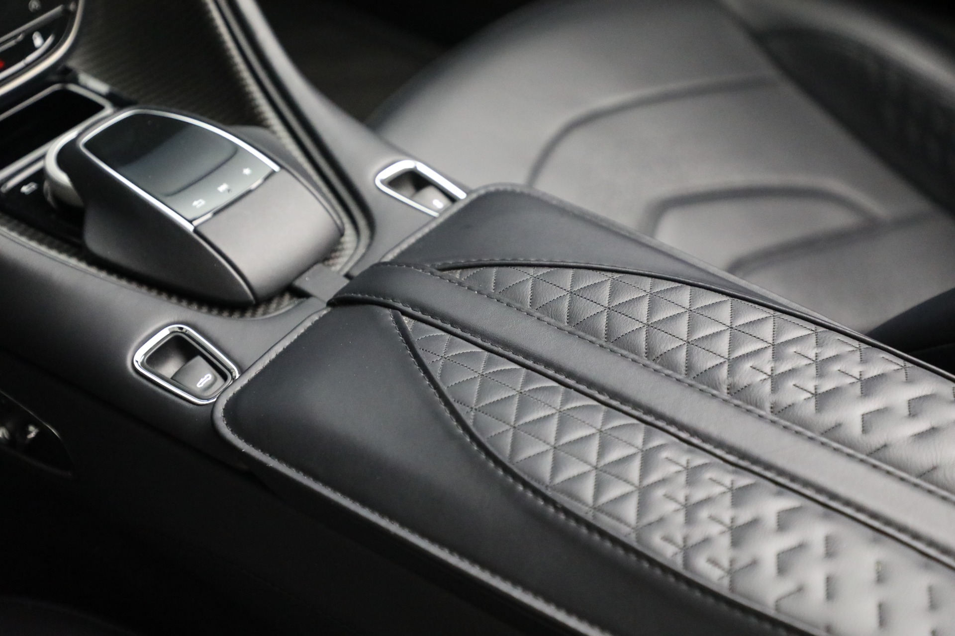 Used-2022-Aston-Martin-DBS-Superleggera