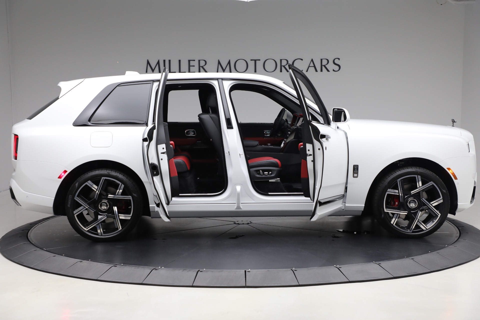 Used-2025-Rolls-Royce-Black-Badge-Cullinan