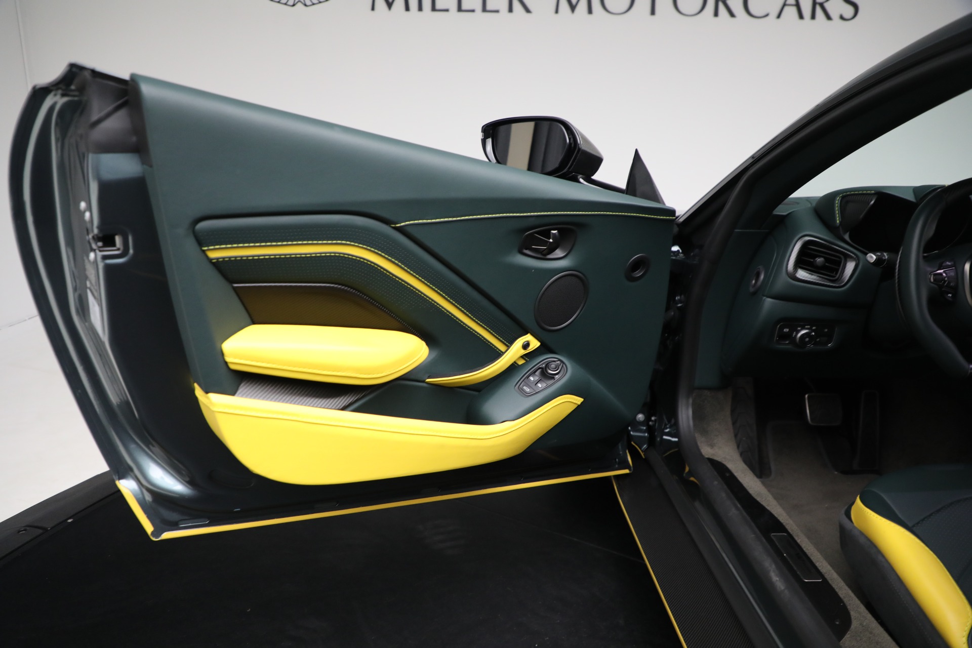 Used-2023-Aston-Martin-Vantage-V12