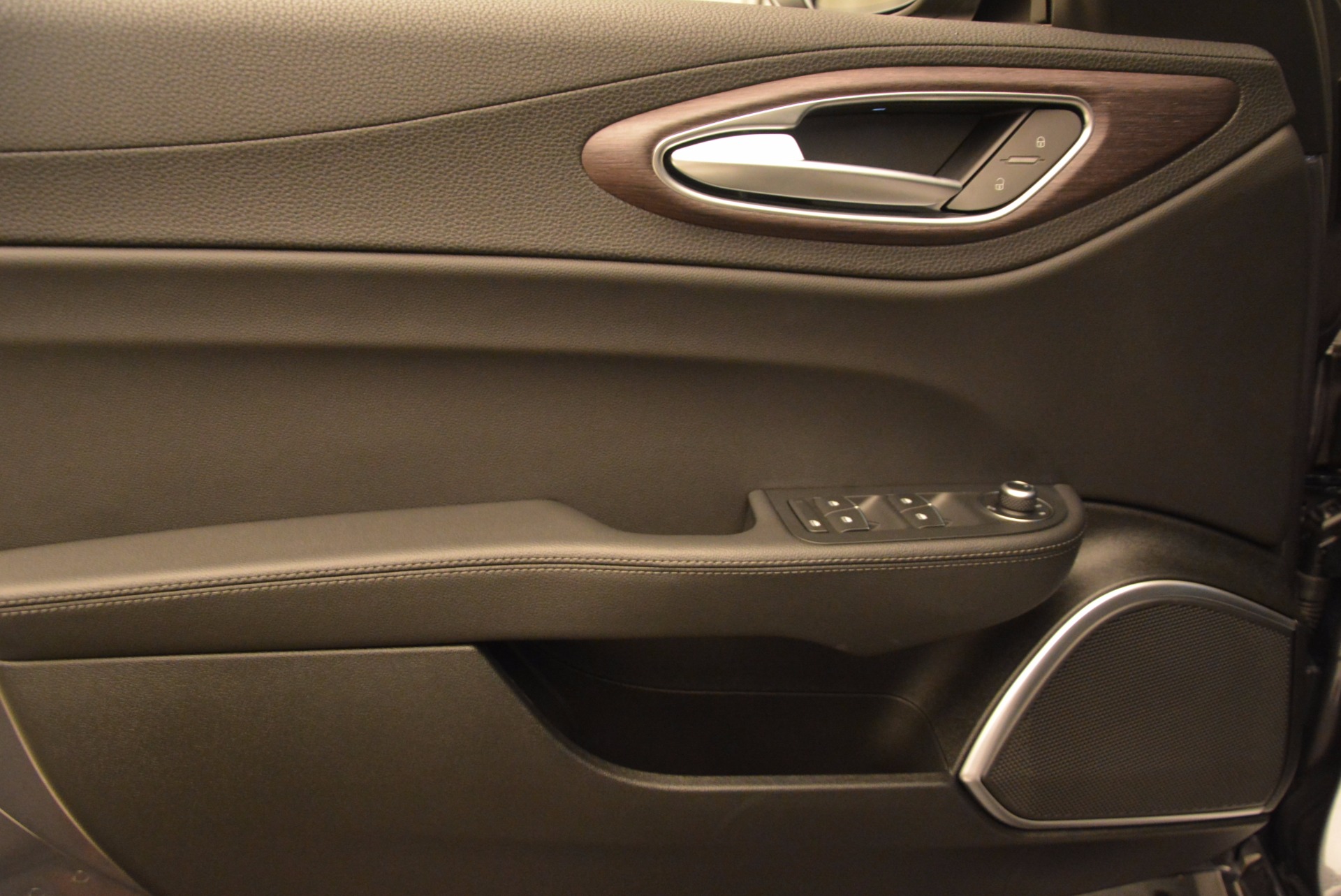 New-2017-Alfa-Romeo-Giulia-Ti-Q4