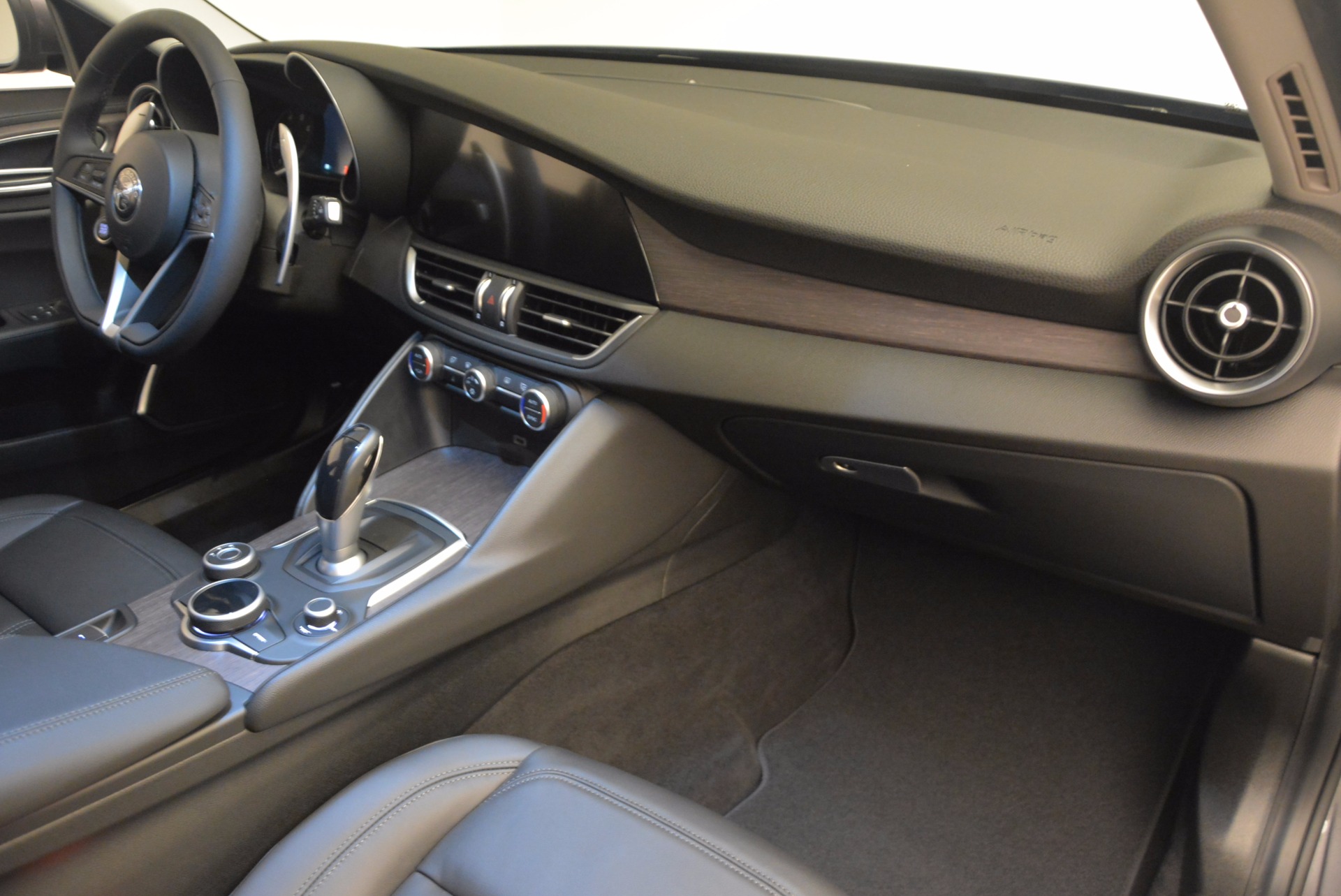 New-2017-Alfa-Romeo-Giulia-Ti-Q4