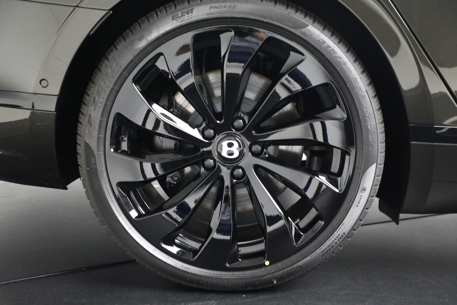 New-2025-Bentley-Flying-Spur-Black-Edition