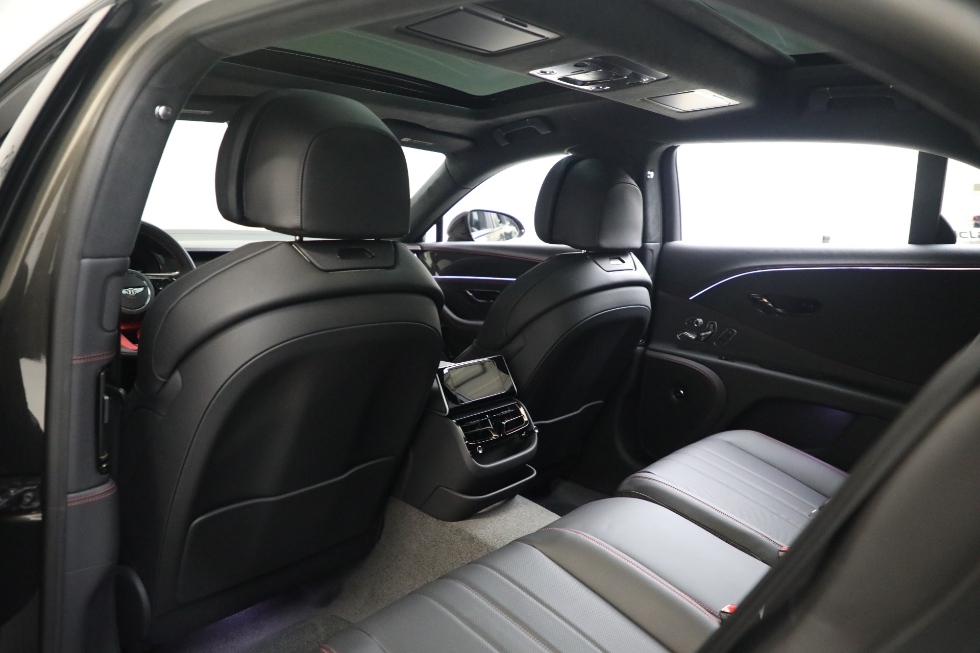 New-2025-Bentley-Flying-Spur-Black-Edition