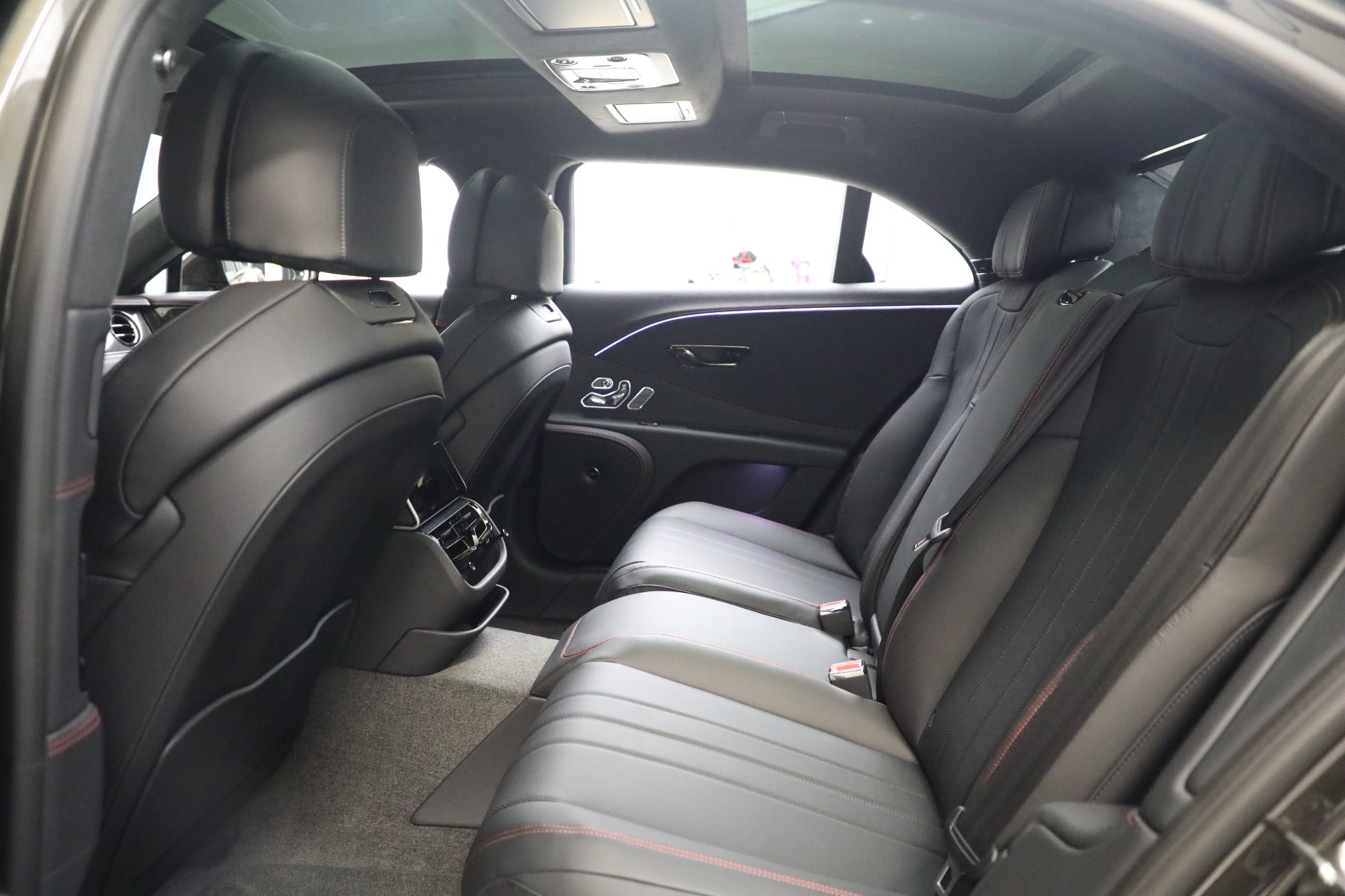 New-2025-Bentley-Flying-Spur-Black-Edition