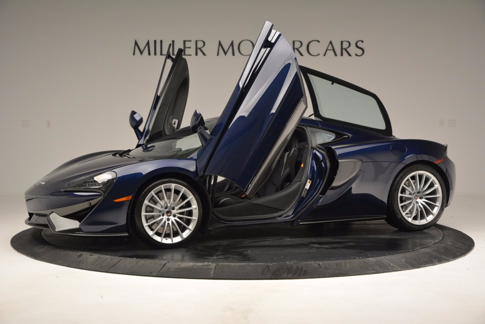 New-2017-McLaren-570GT