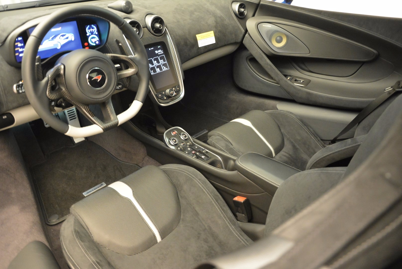 New-2017-McLaren-570GT