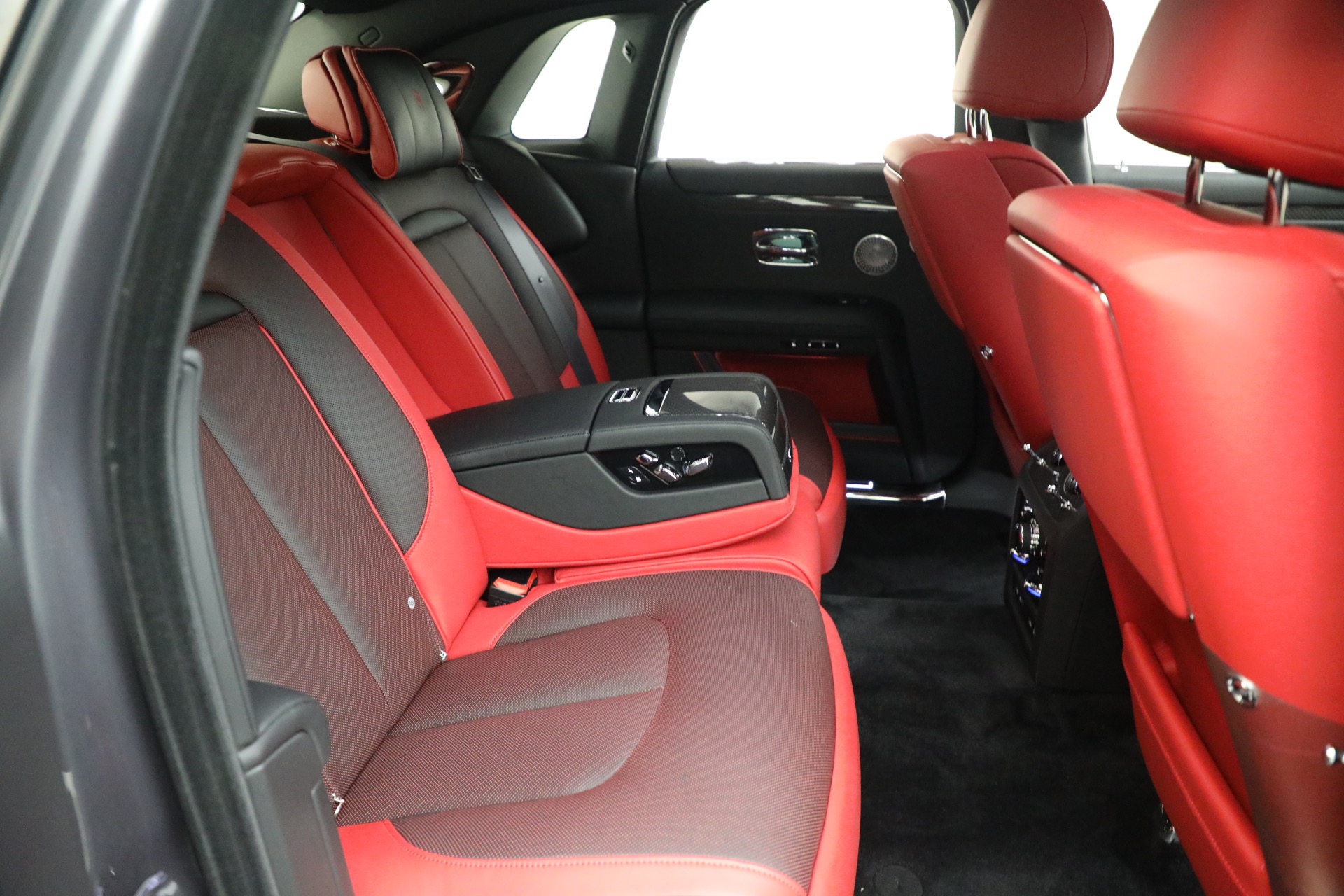 Used-2025-Rolls-Royce-Black-Badge-Ghost