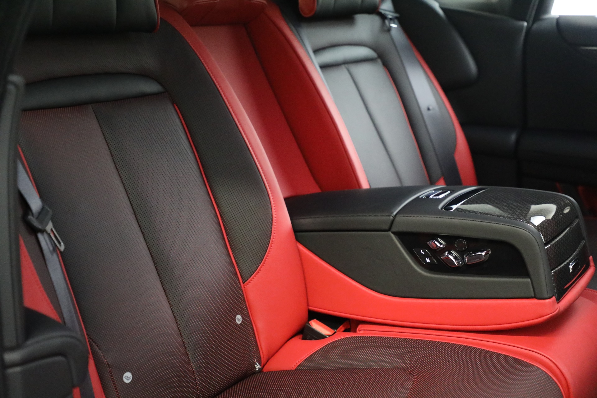 Used-2025-Rolls-Royce-Black-Badge-Ghost