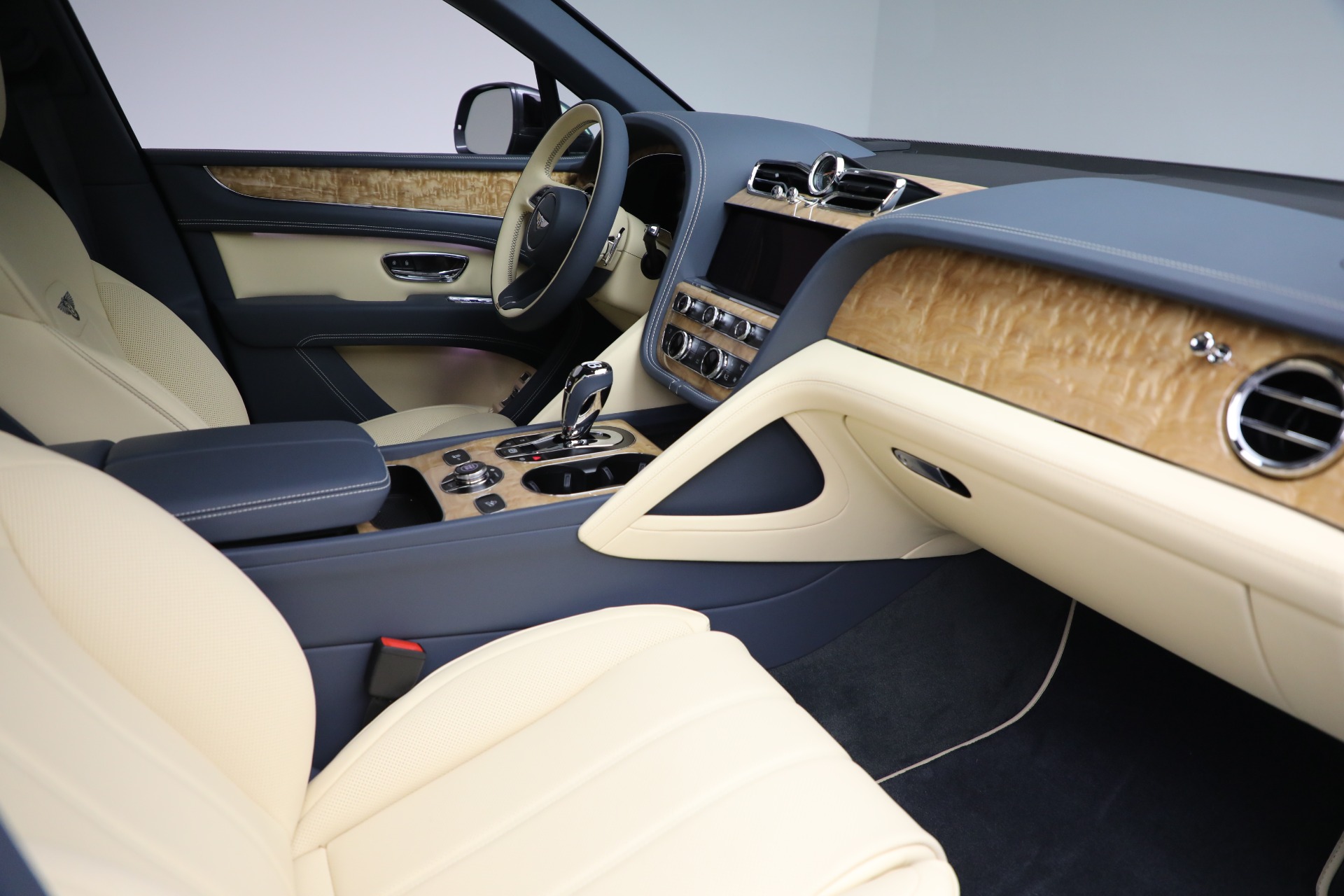 New-2025-Bentley-Bentayga-EWB-V8